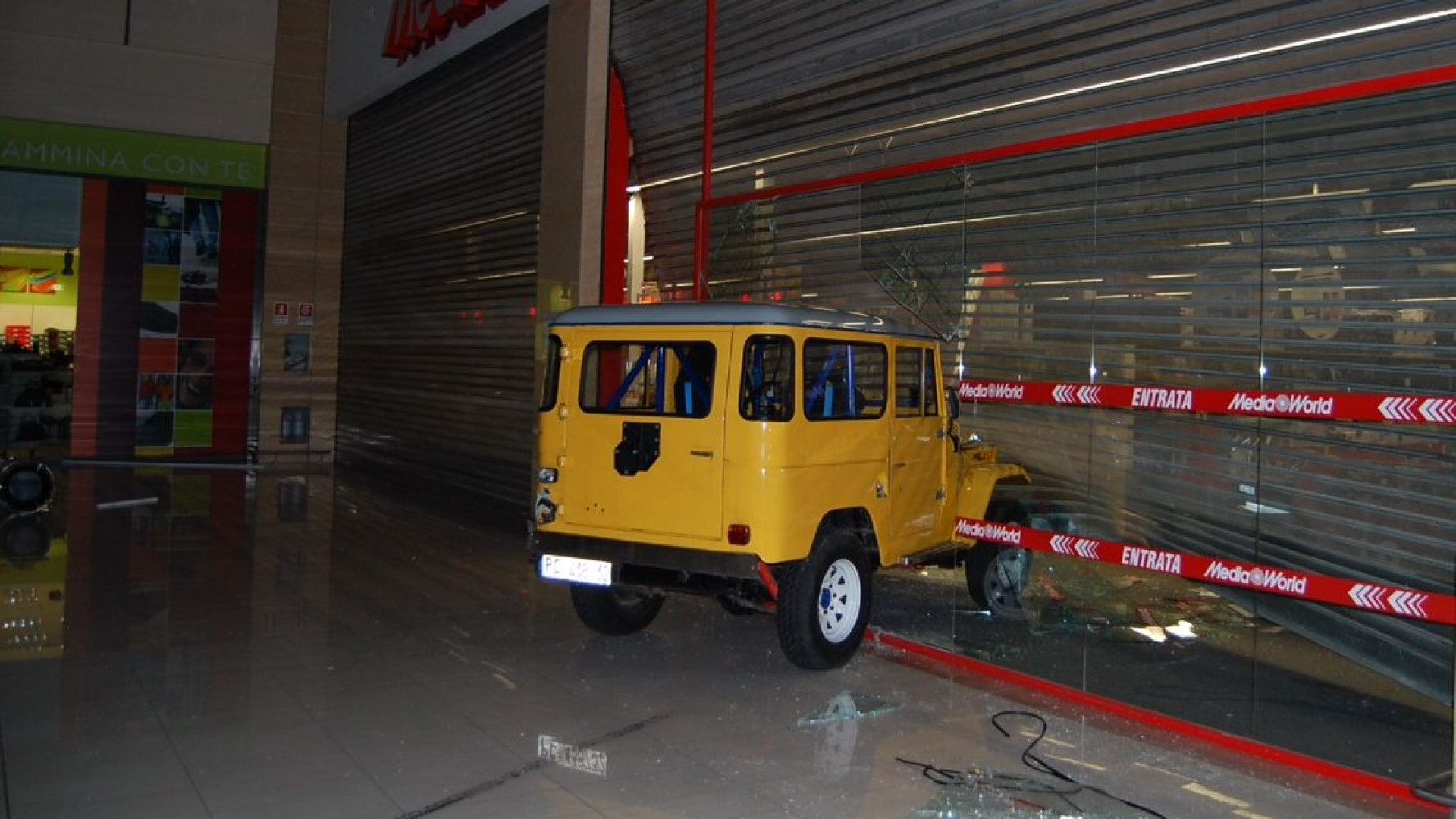 Con l'auto nel centro commerciale: 100mila euro tra danni e bottino