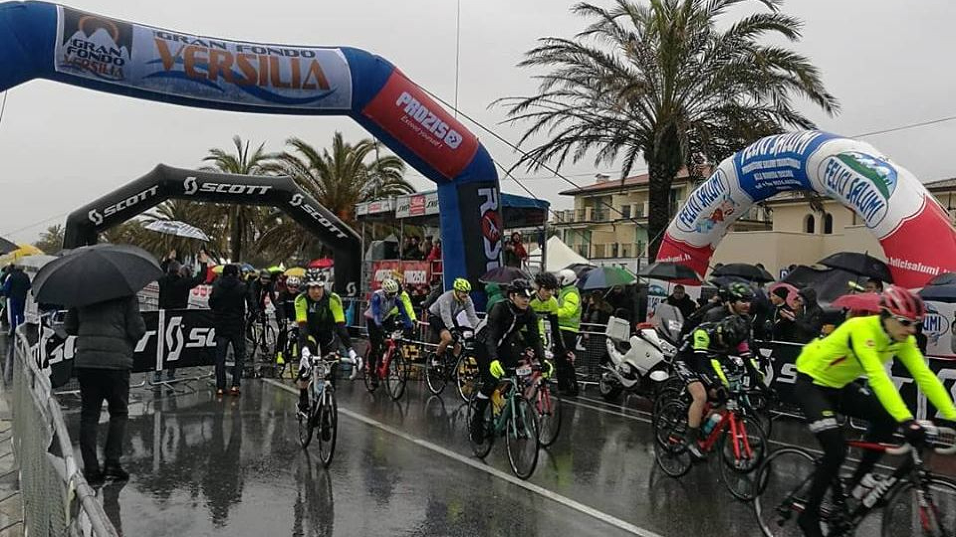 Rubano due bici da ottomila euro e tentano la fuga: piacentini inseguiti e fermati in Toscana