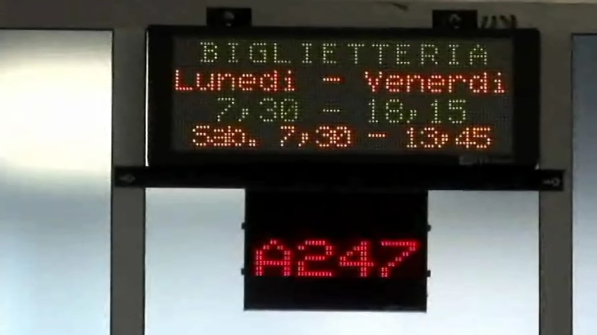 Bus, code in piazza Cittadella per gli abbonamenti. Genitori in protesta