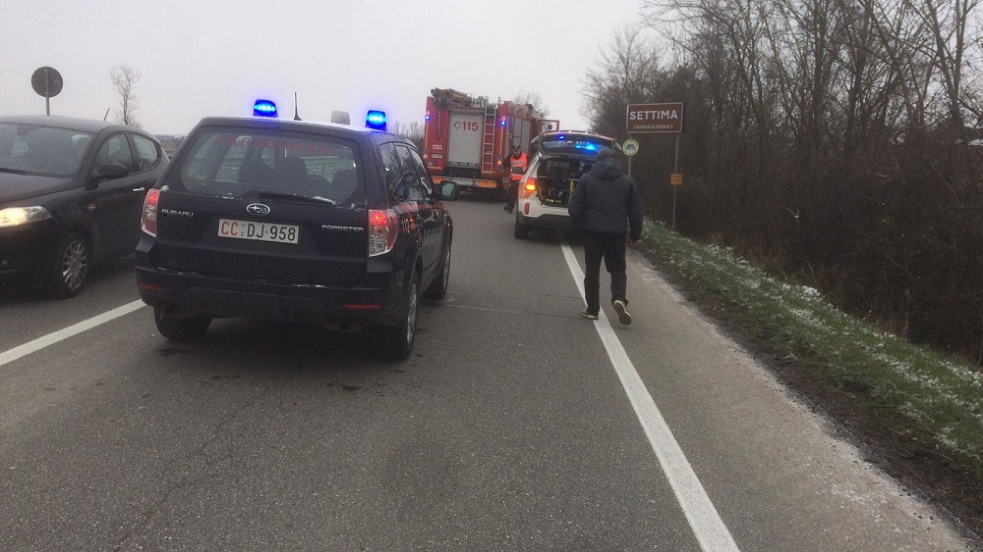 Auto perde il controllo e finisce nel canale: ferite una donna e una bambina
