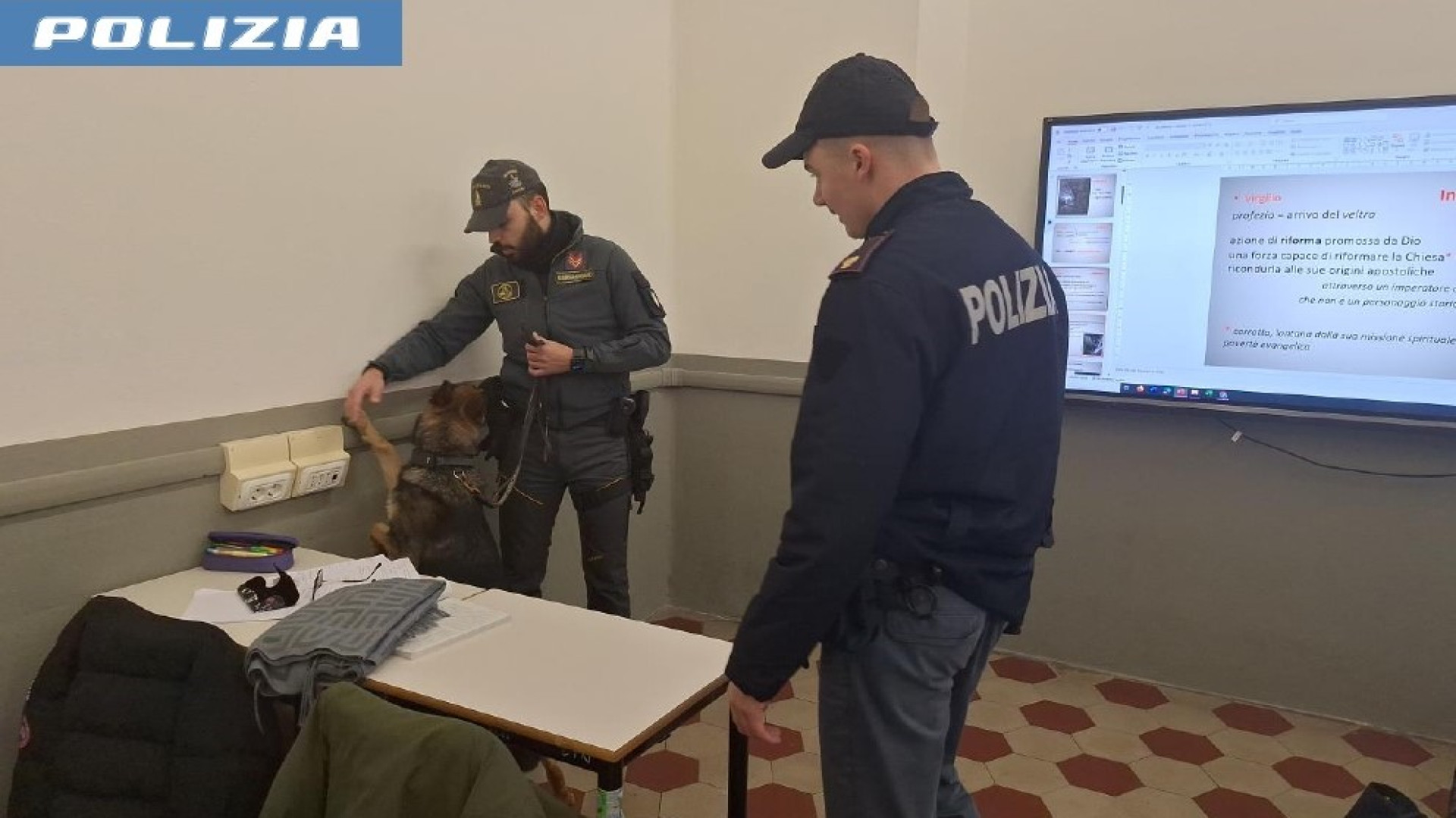 Controlli antispaccio nelle scuole e nei parchi cittadini, foglio di via per un giovane