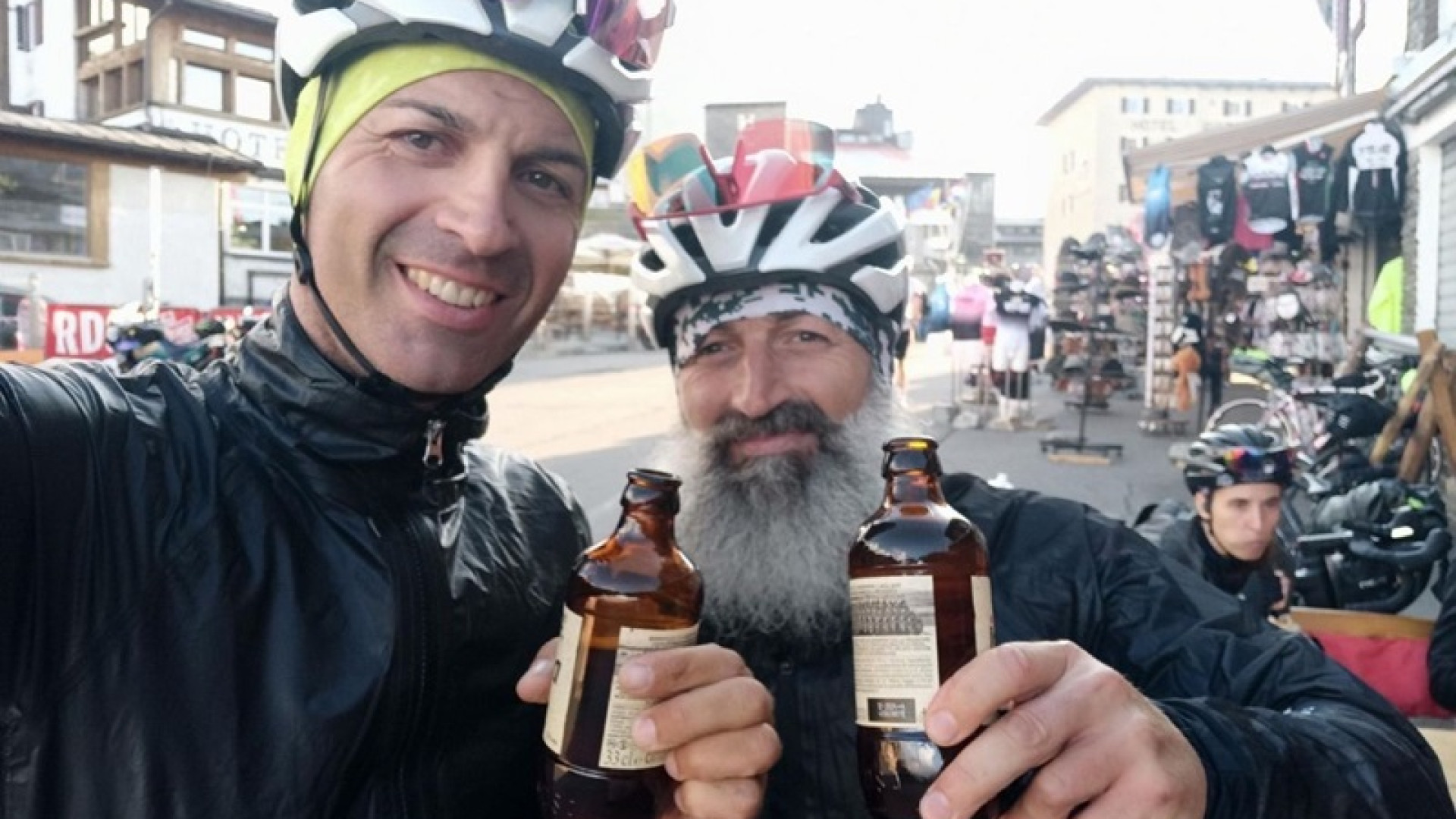 Piacenza-Stelvio, andata e ritorno nel weekend in bici: l'impresa di Paride e Daniele