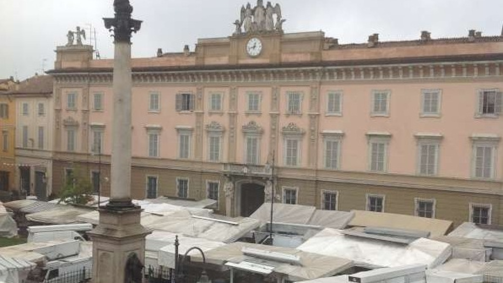 Ambulanti in allarme: | "La messa a gara degli spazi pubblici ci farebbe chiudere"
