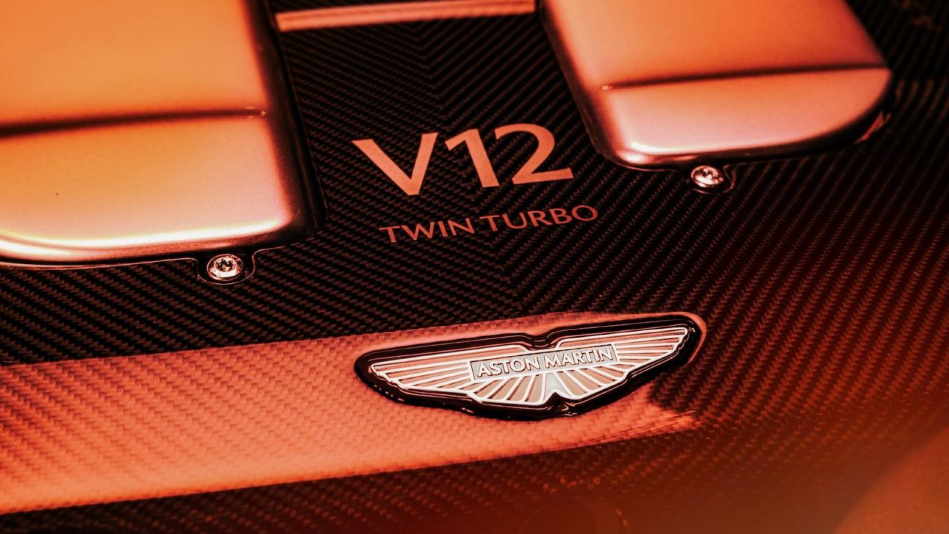 Parola d'ordine rivoluzione: così Aston Martin annuncia il nuovo motore V12 insieme alla rinnovata Vanquish