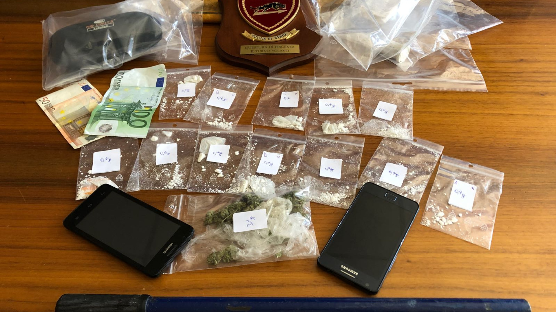 In auto con la cocaina e una mazza ferrata: arrestati due giovani albanesi