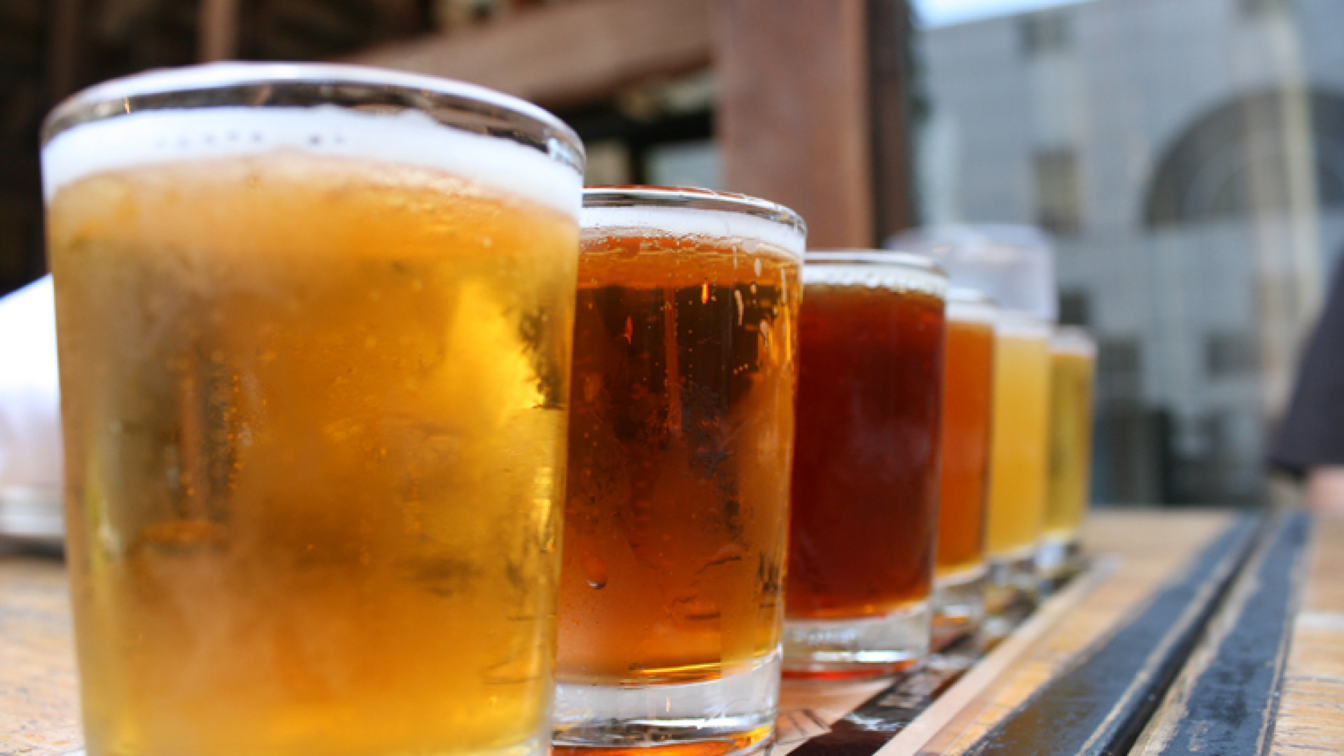 Due birre nel dehors in tempo di asporto, la multa in ritardo. Irish chiude 5 giorni