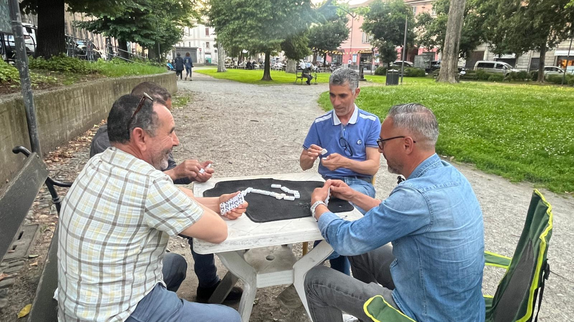 Ai giardini Merluzzo si gioca a domino e si programma il fine settimana nel quartiere