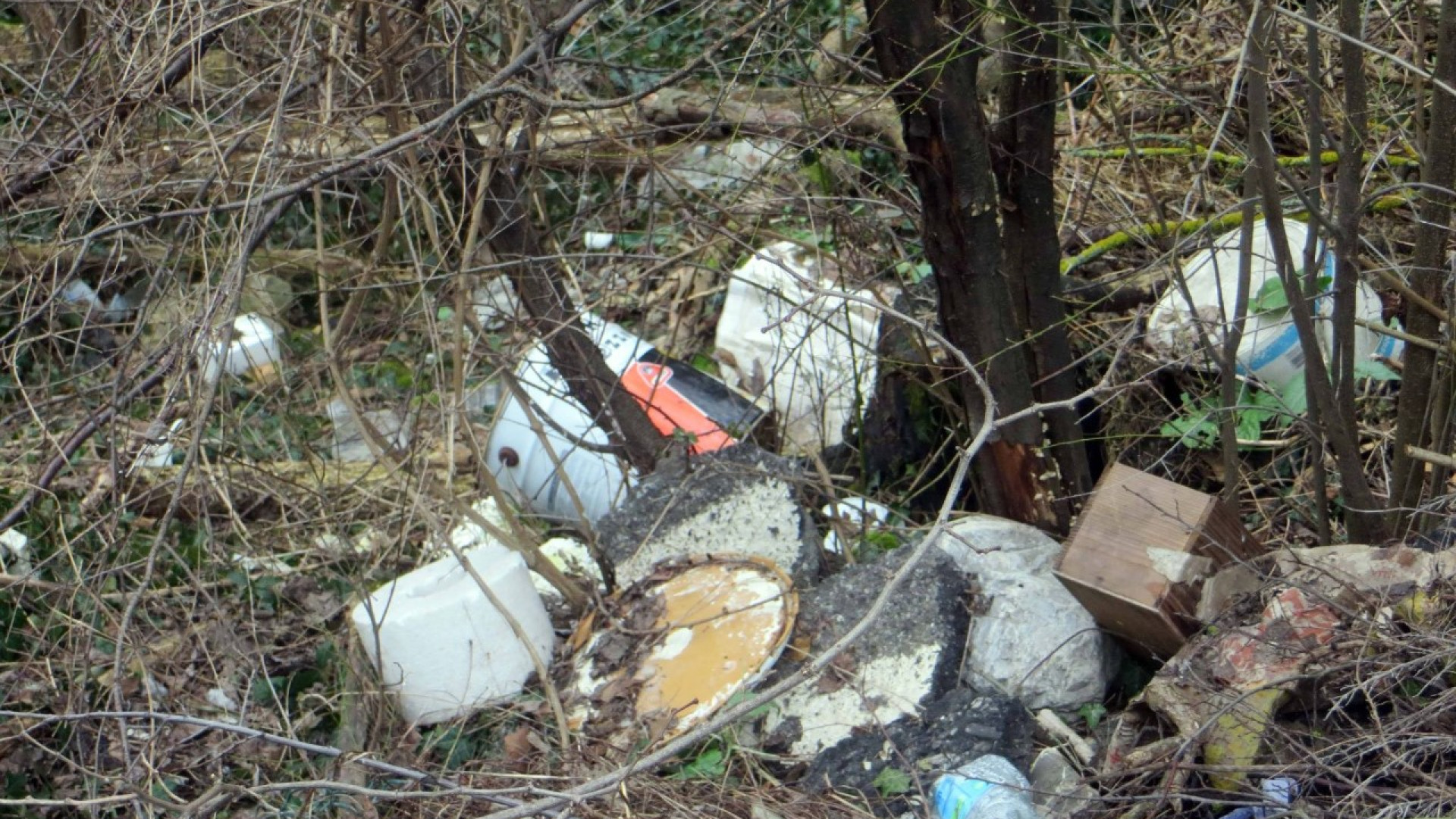 Bettola, spunta una discarica abusiva sulla strada provinciale per Prato Barbieri