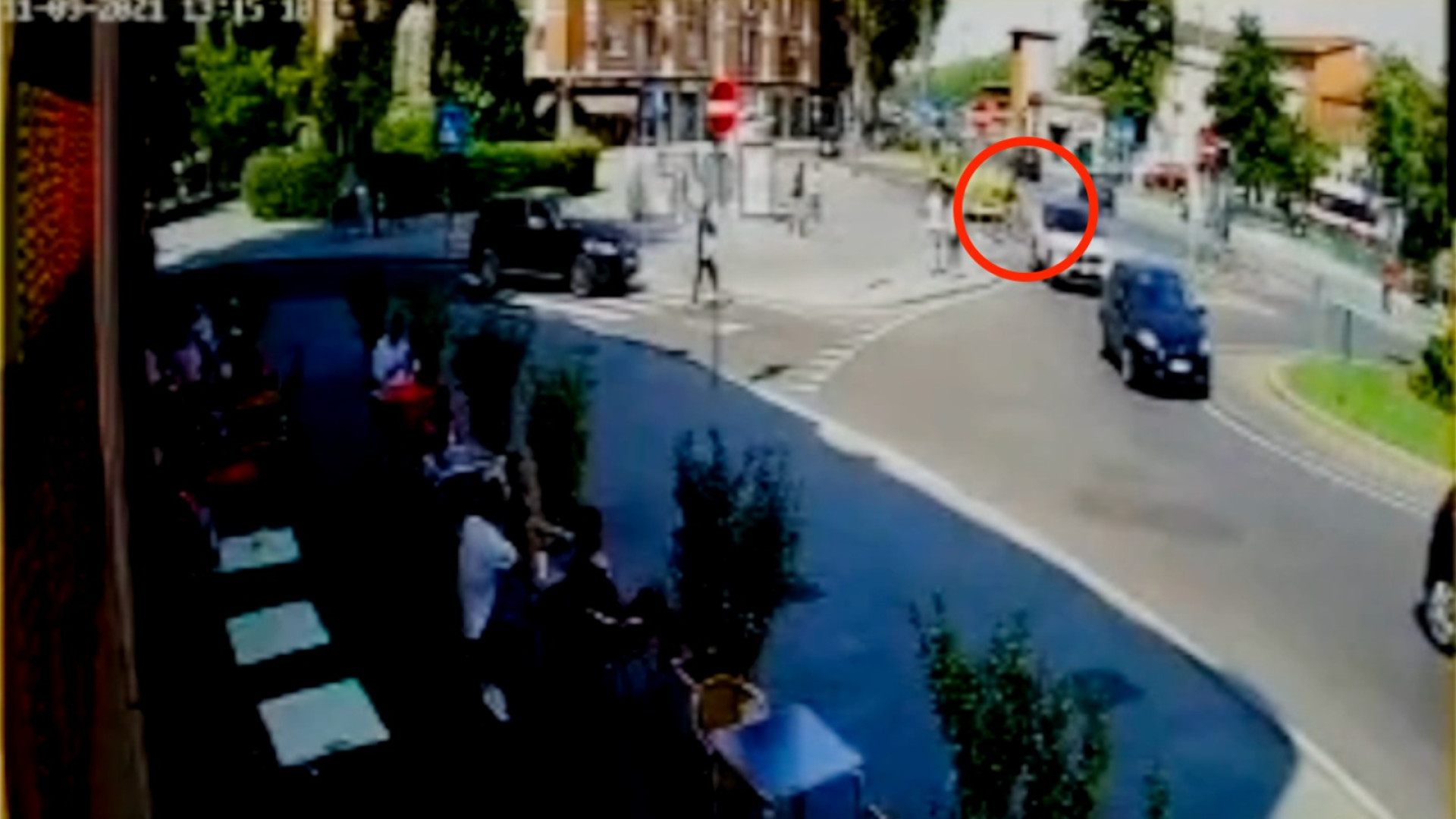 Pirata della strada investe una donna in bicicletta e fugge IL VIDEO