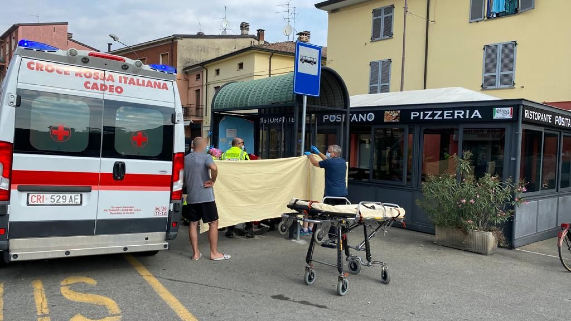 Pontenure, 77enne colpito da un malore si accascia al suolo e muore in strada