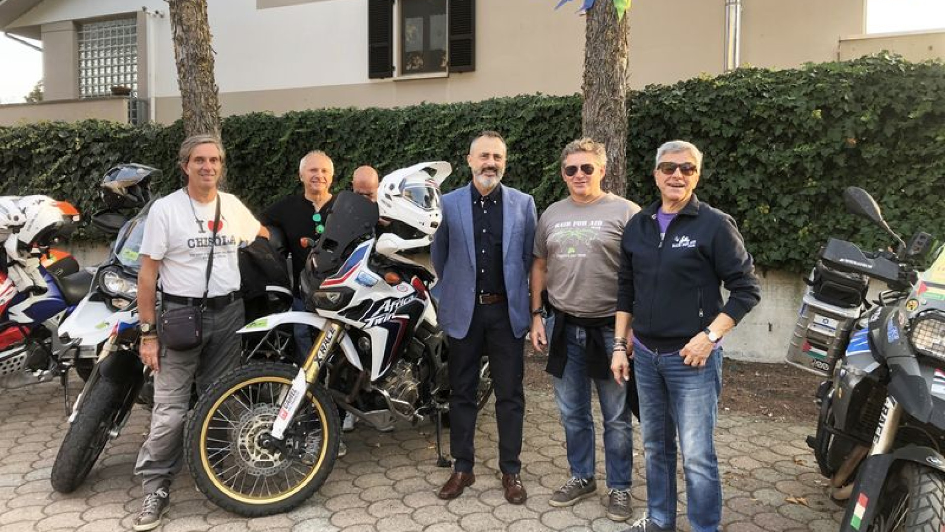 Gossolengo: il nuovo parroco di San Quintino don Silvio Pasquali arriva in moto