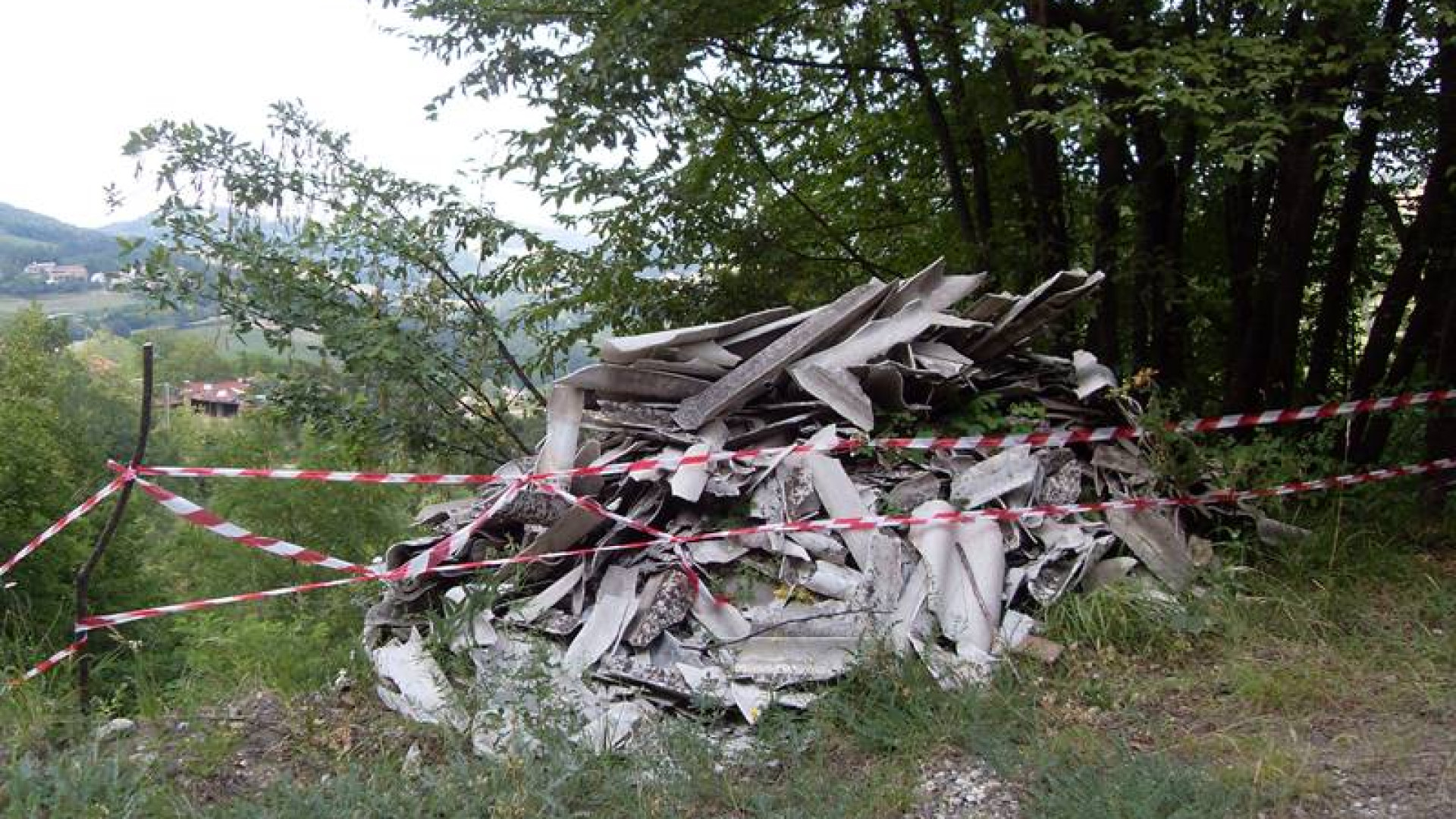 Nuovo caso di eternit abbandonato nel Piacentino. Cavalli (Ln) interroga la Regione