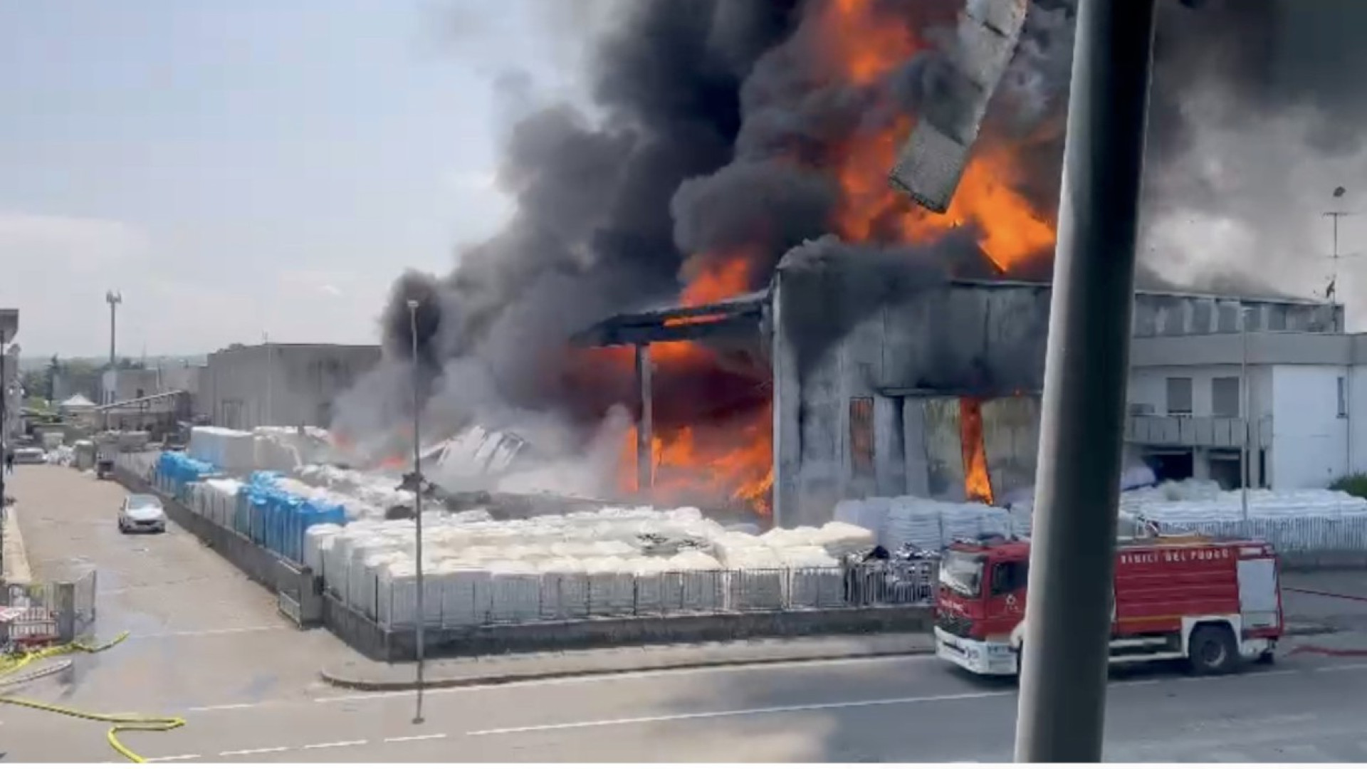 Fiamme in una azienda di materiale plastico a Fidenza, nube nera verso la Val d'Arda