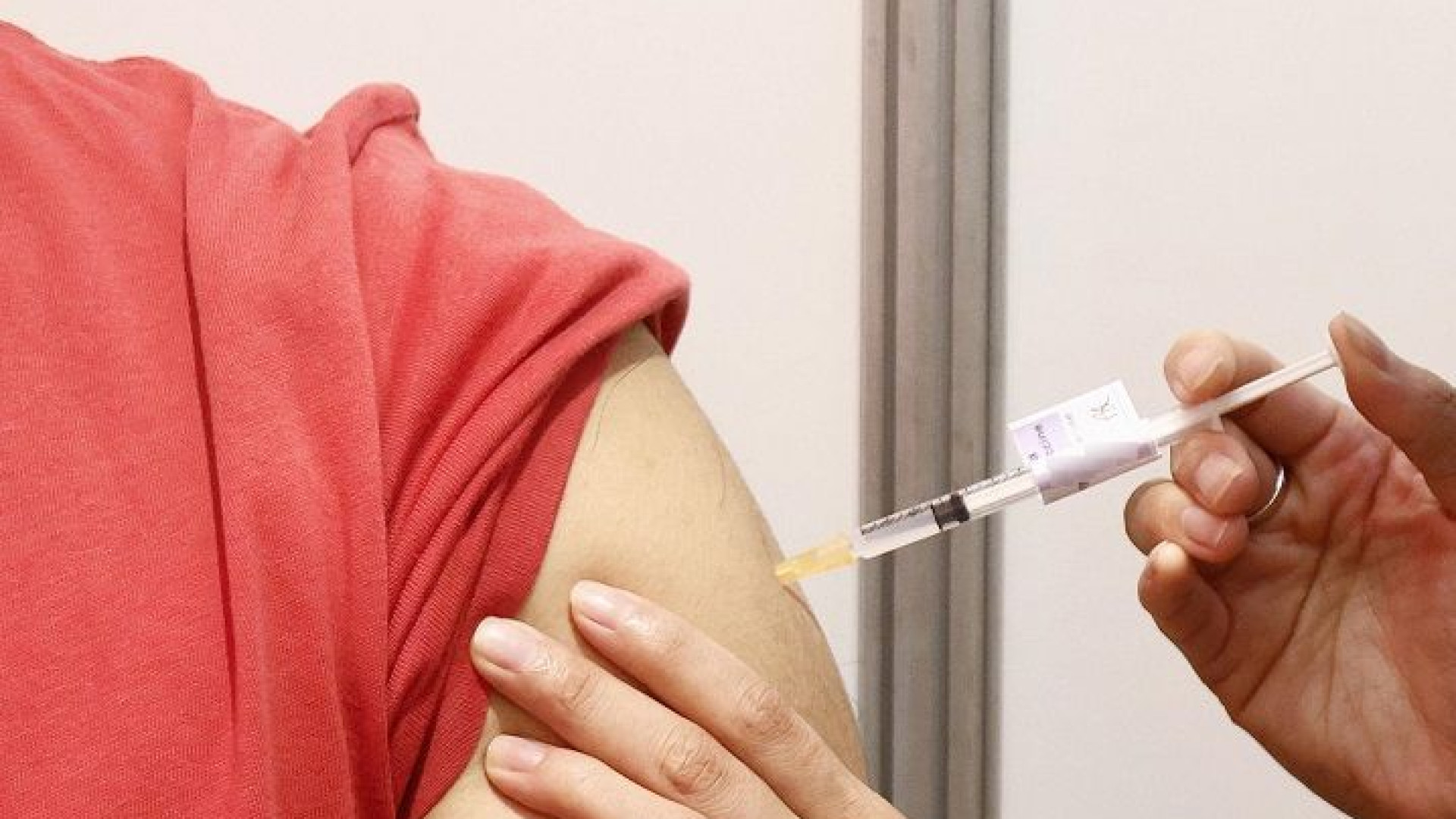 "Sono stata io a segnalare l'infermiera che fingeva di vaccinare, ora temo i no-vax"