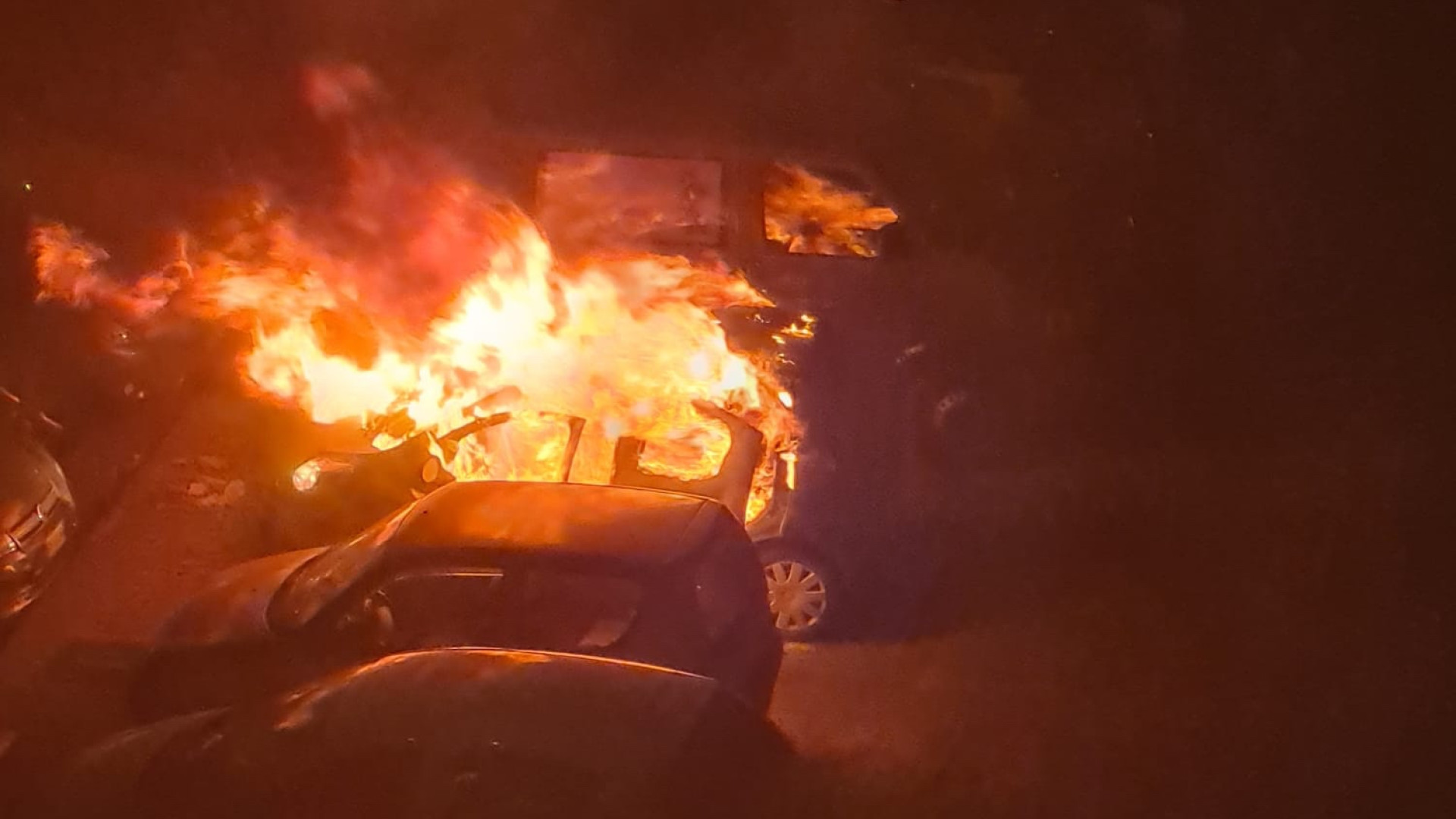Intervento dei vigili del fuoco al Peep, auto inghiottita dalle fiamme