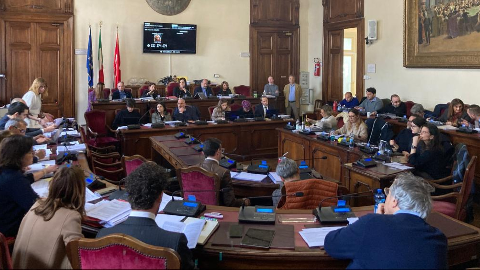 Tensione in consiglio, la minoranza fa ostruzione: “Presi a pesci in faccia”