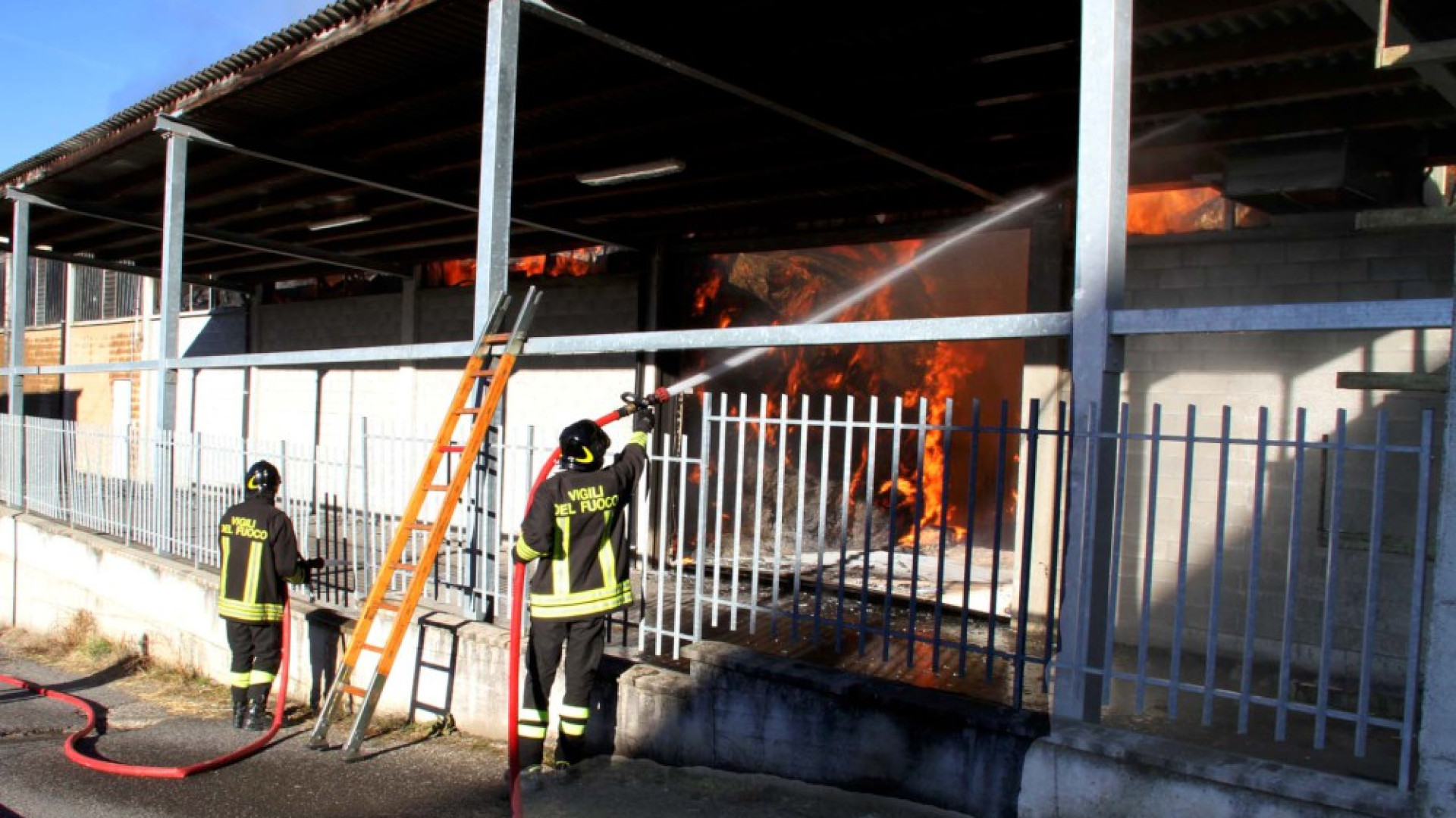 Rotoballe in fiamme: notte di lavoro per i vigili del fuoco
