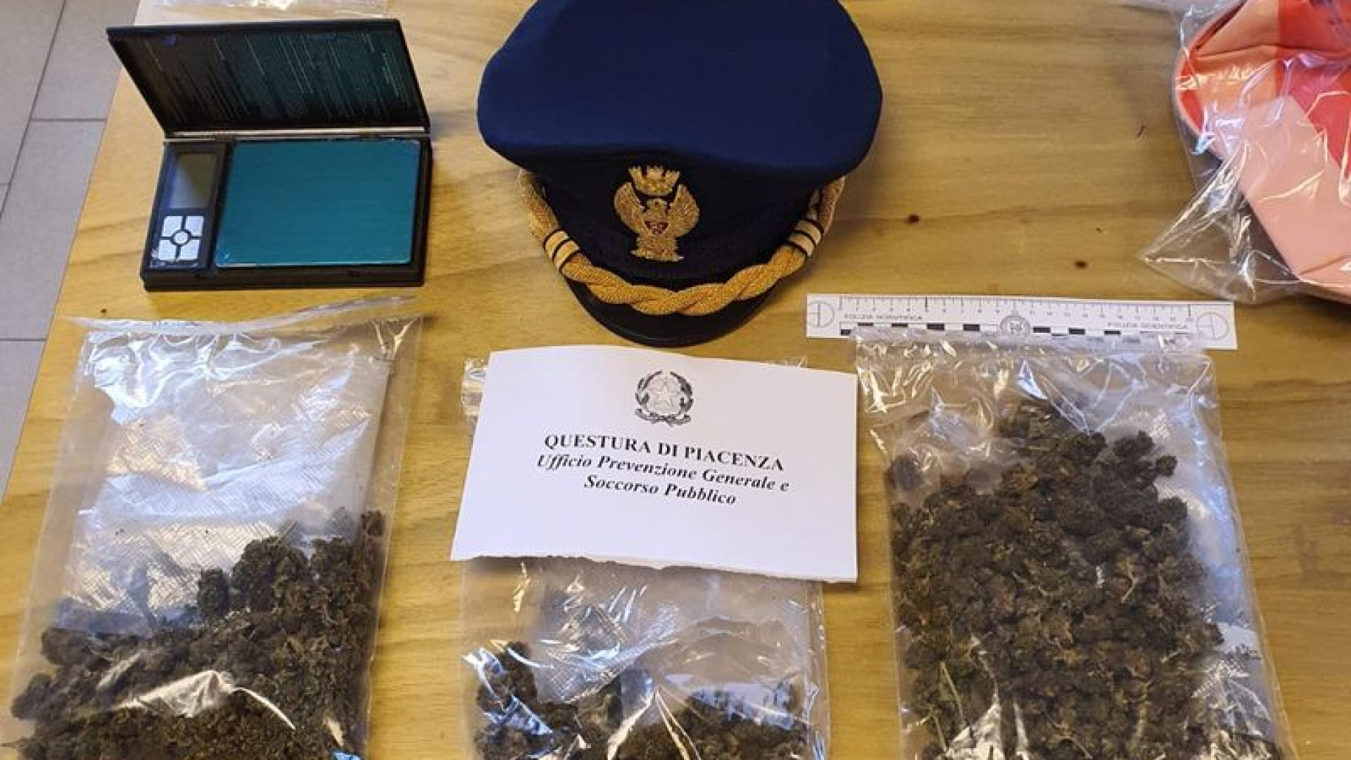 Marijuana nel beauty e negli slip, due arresti e una denuncia in via Sbolli