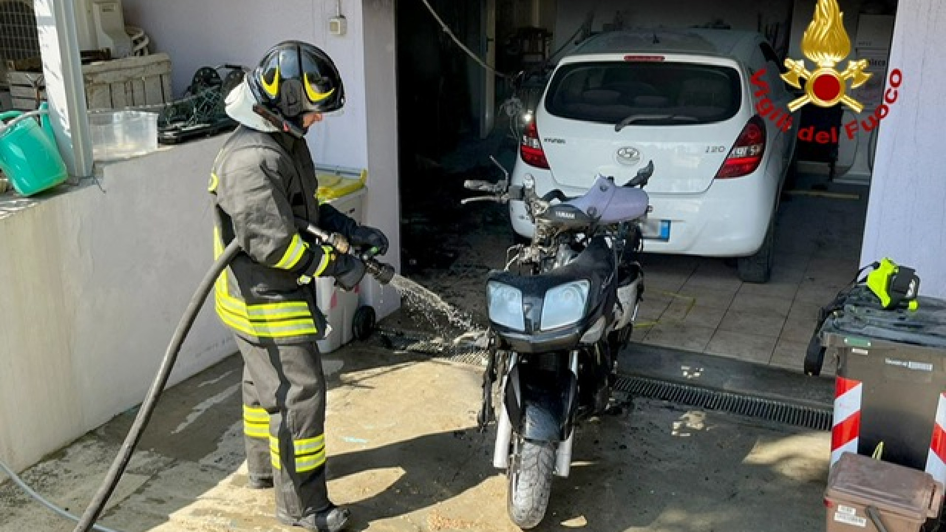 Gragnano, a fuoco motorino in un garage: incendio domato dai vigili del fuoco