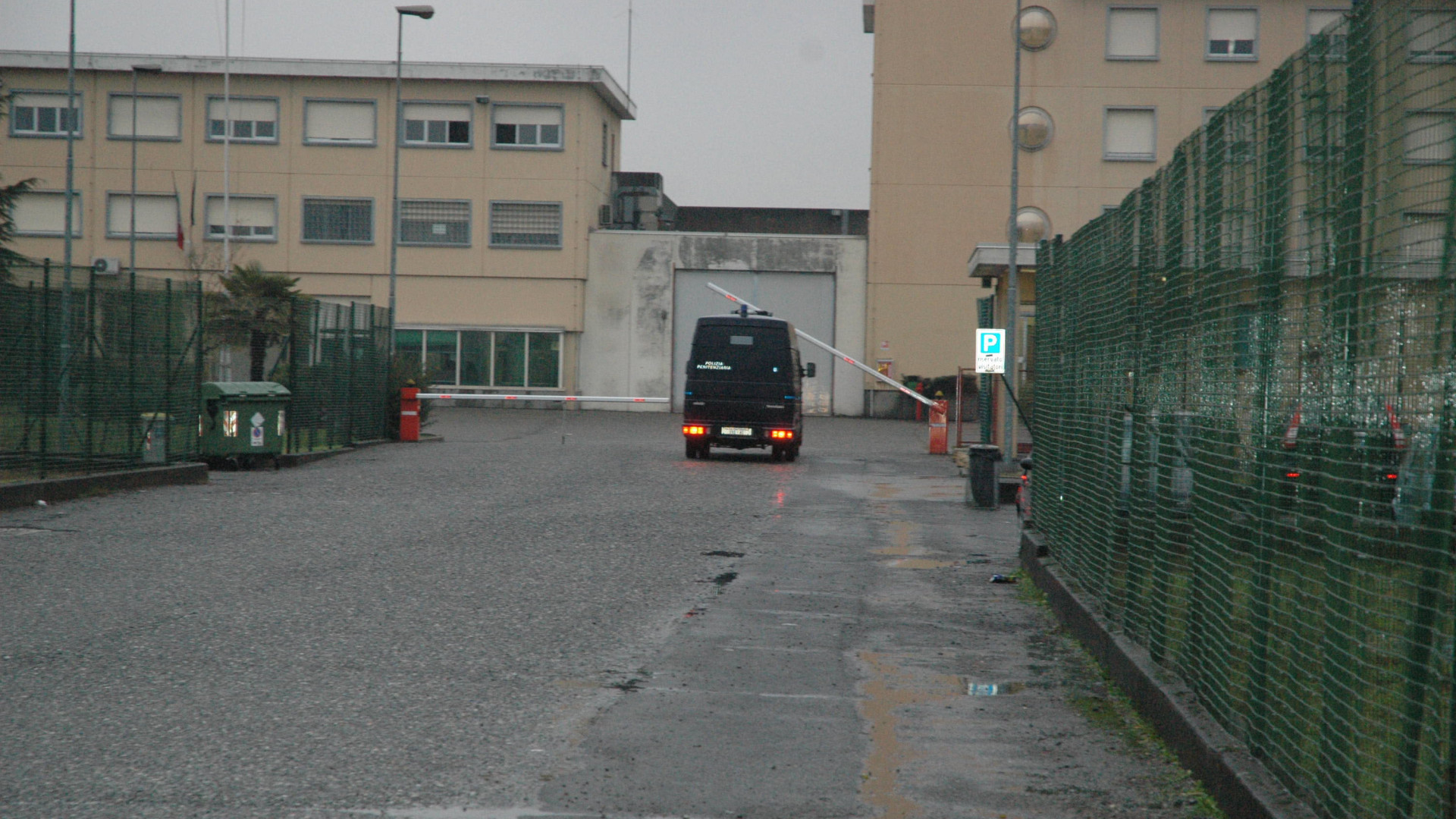 I vicini sentono le grida di aiuto e chiamano il 112: marito violento arrestato