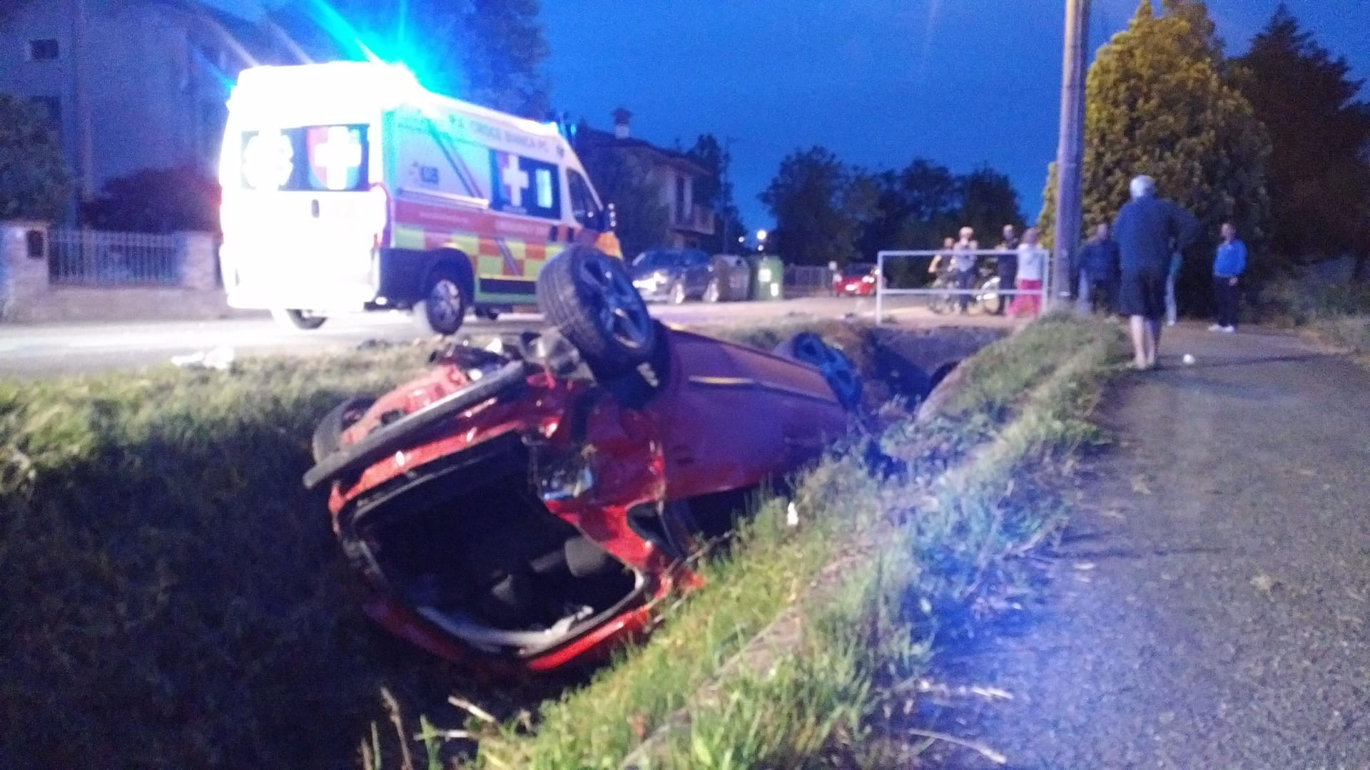 Paura a Gragnano, perde il controllo dell'auto e si ribalta in un fossato