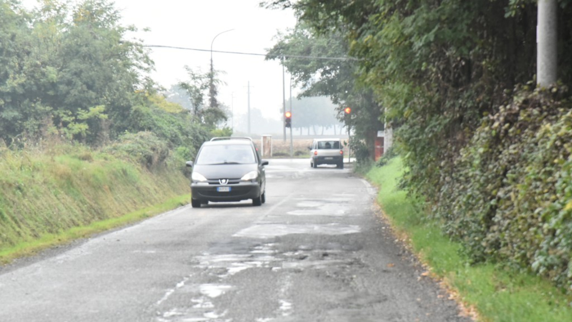 Mucinasso, tagliata in due dalla Farnesiana e buche. Comune: "Faremo lavori"