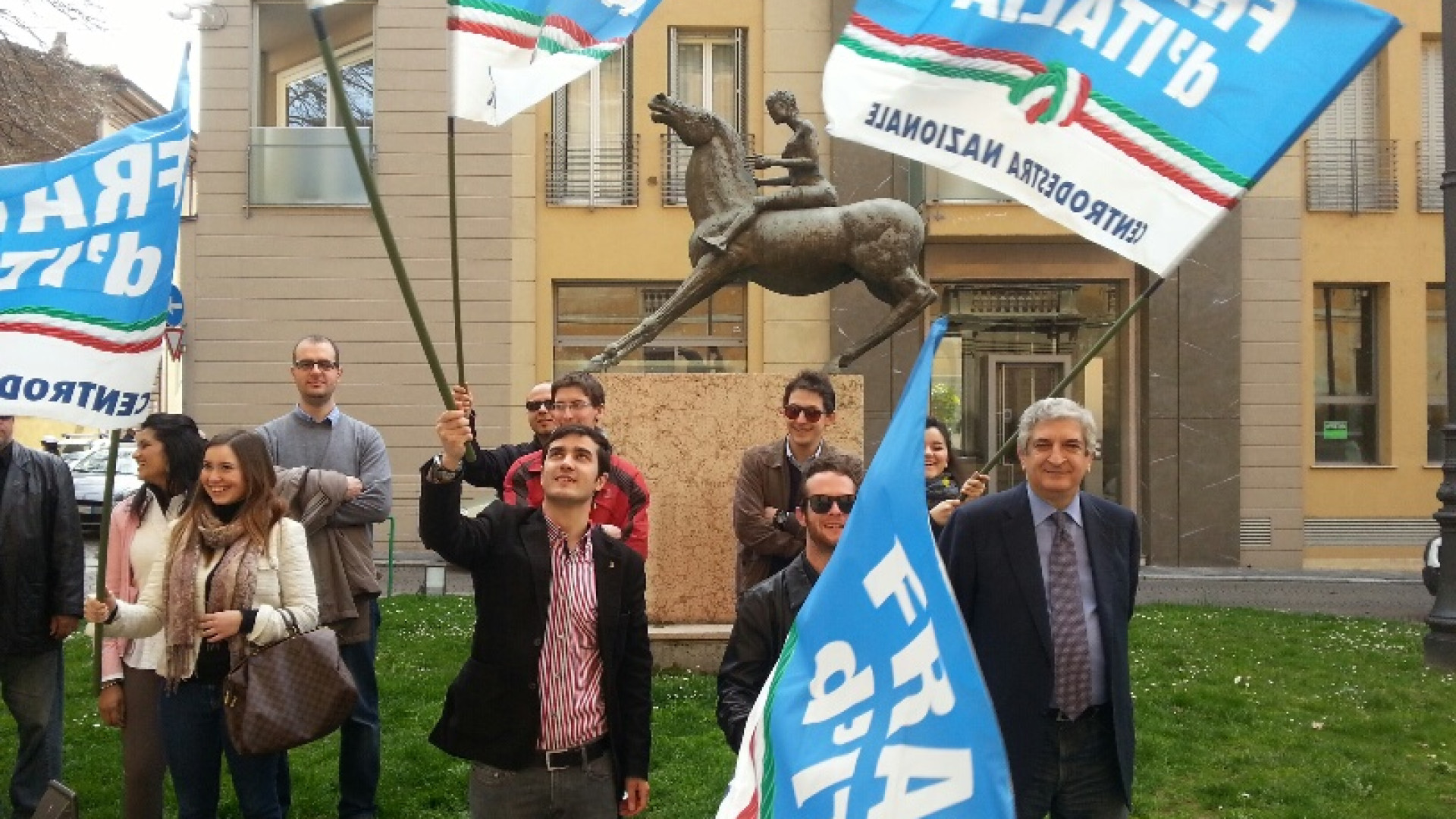 Fratelli d'Italia manifesta per il ritorno dei marò: "Detenuti illegalmente in India"