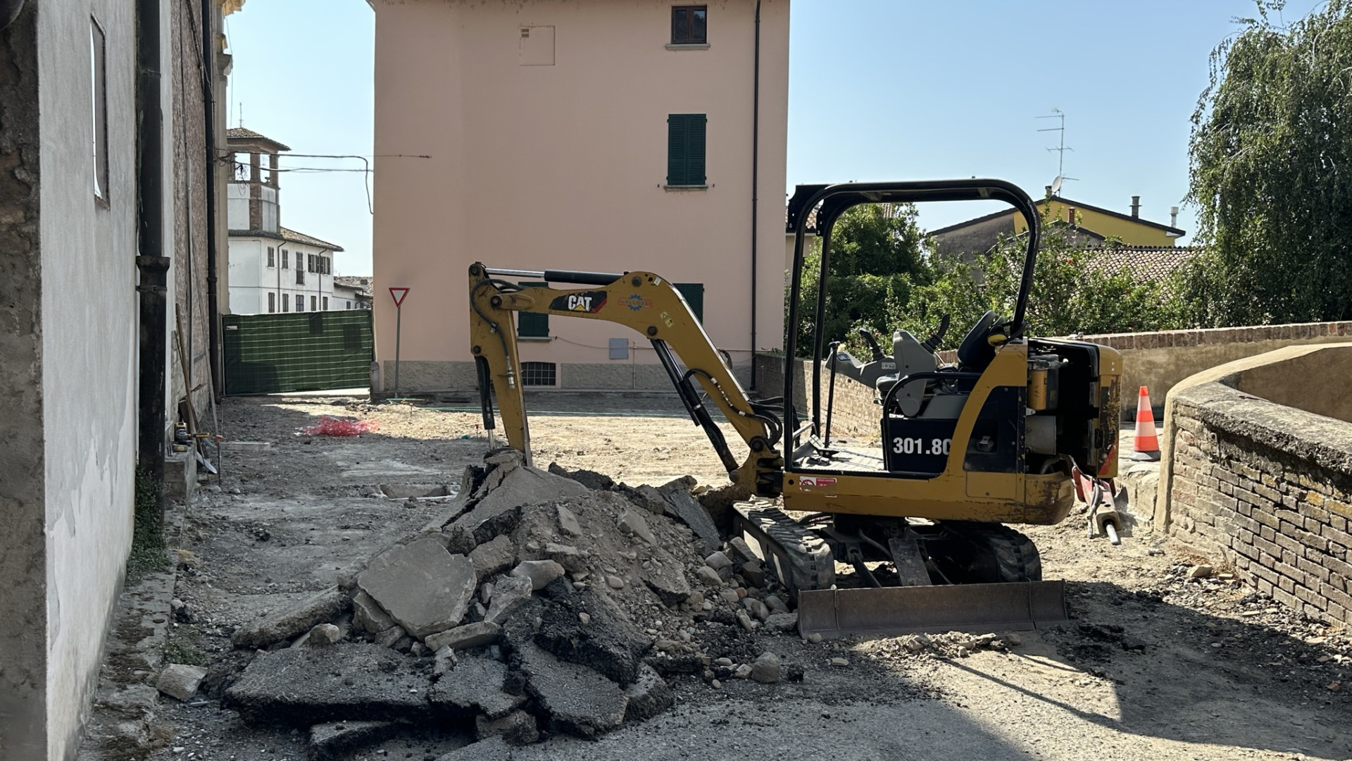 A Calendasco in arrivo nuova pavimentazione davanti al castello con pietra di Luserna