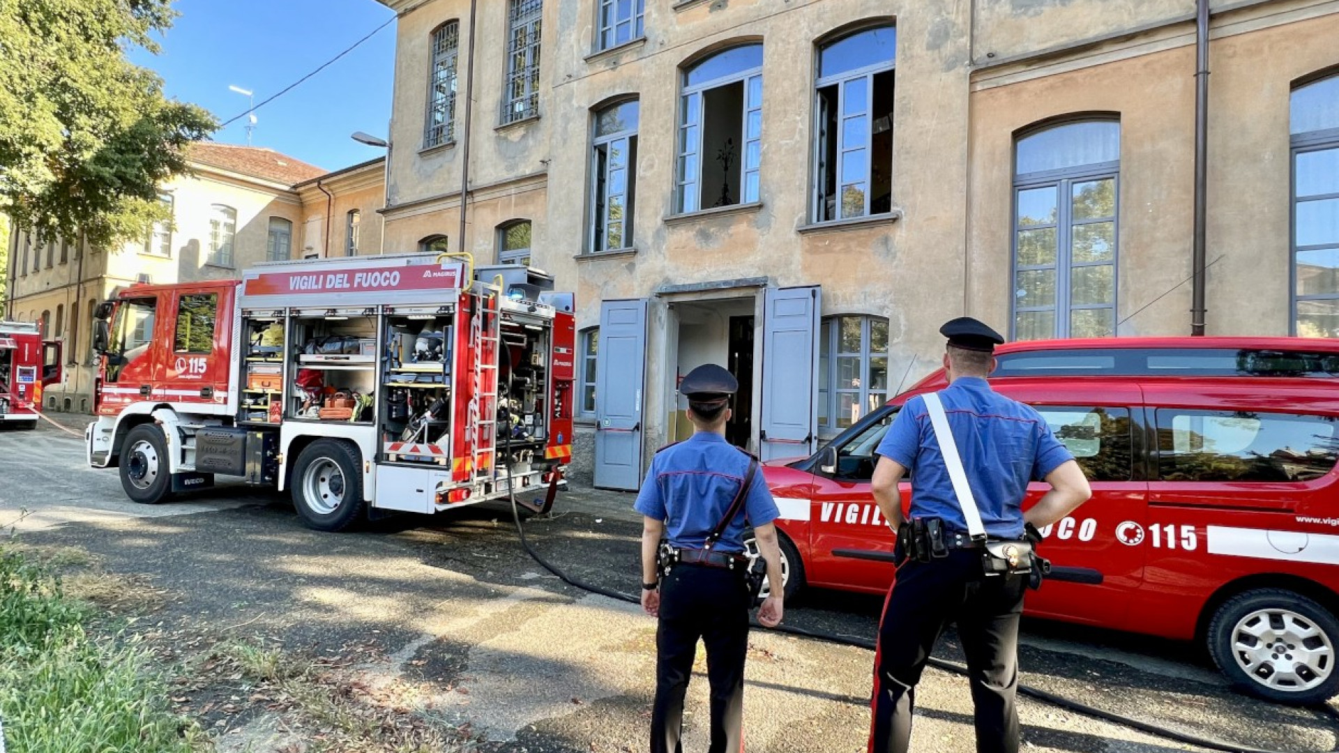 Monticelli, incendio nello scantinato, alunni evacuati. Domani scuole chiuse