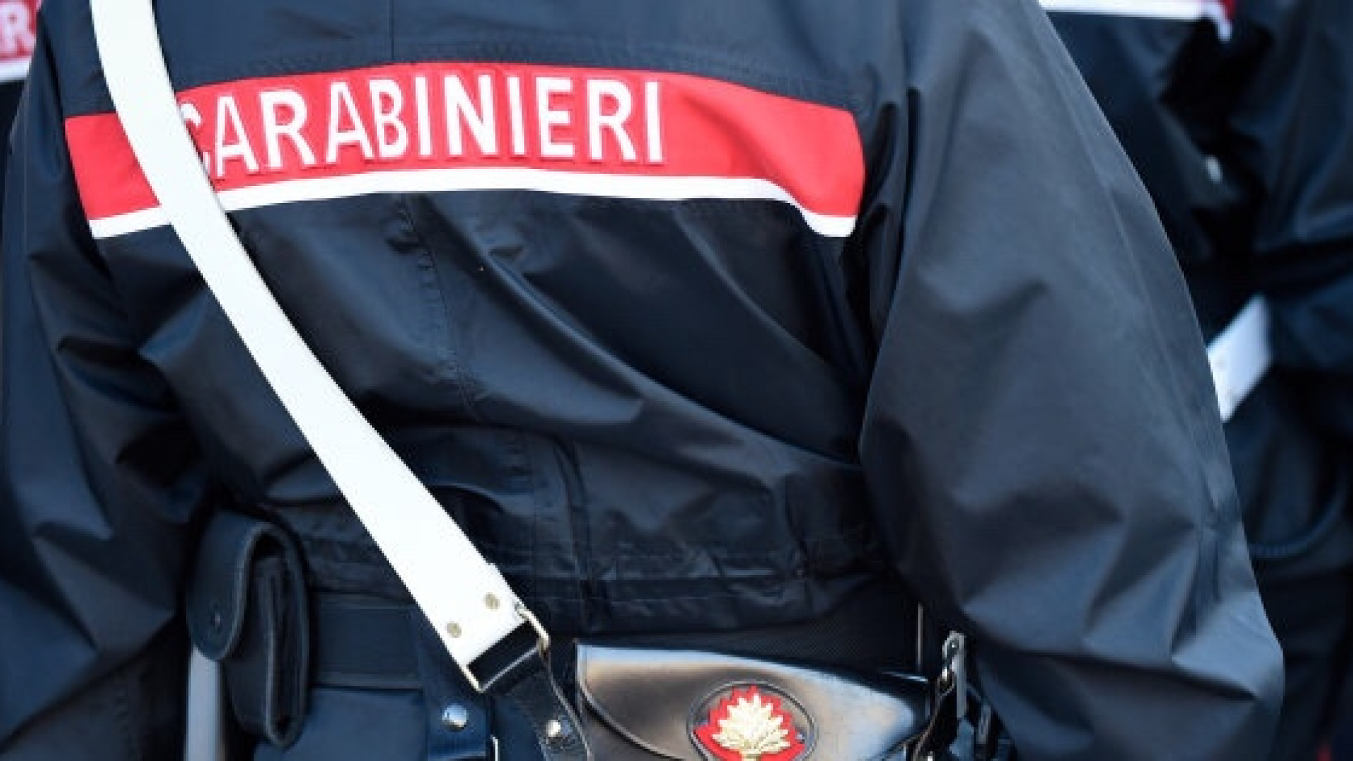 Scopre ladri nella sua abitazione: finto carabiniere gli punta la pistola addosso