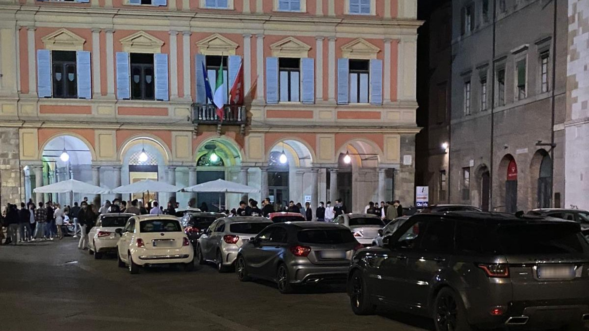 Torna la movida selvaggia in centro storico: assembramenti e auto parcheggiate ovunque