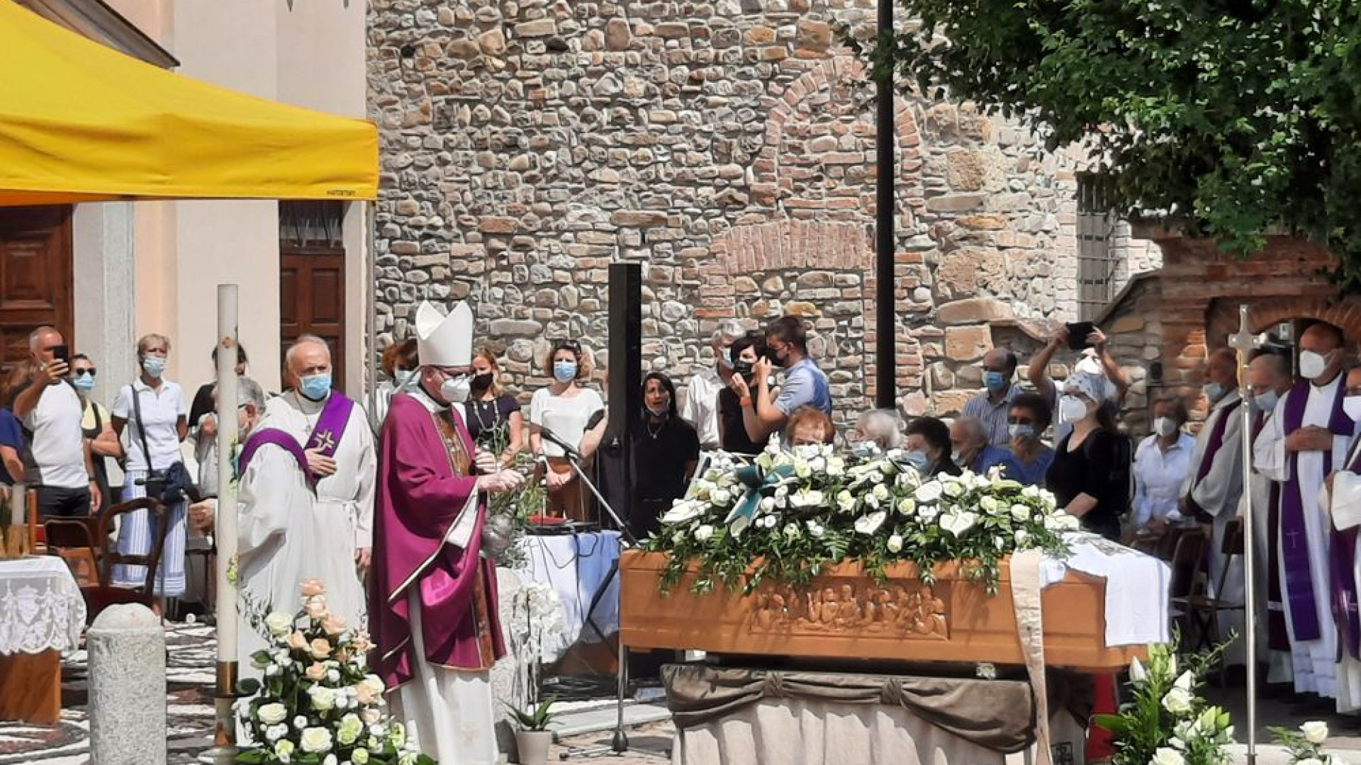 San Polo, in centinaia per l'ultimo saluto a don Sagliani. La piazza porterà il suo nome