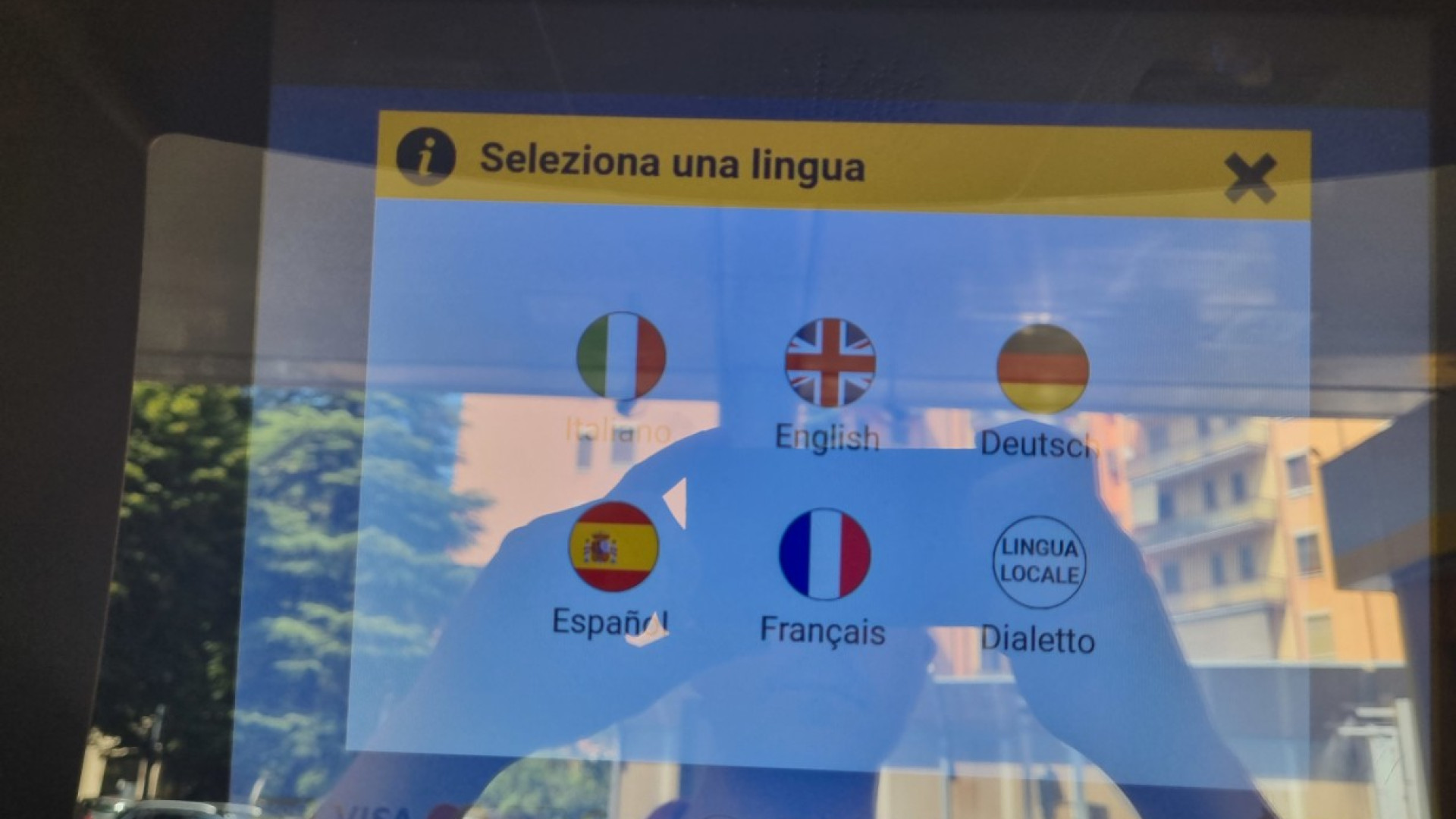 "Prima mëtta i sòd": |self service di carburanti |in dialetto piacentino