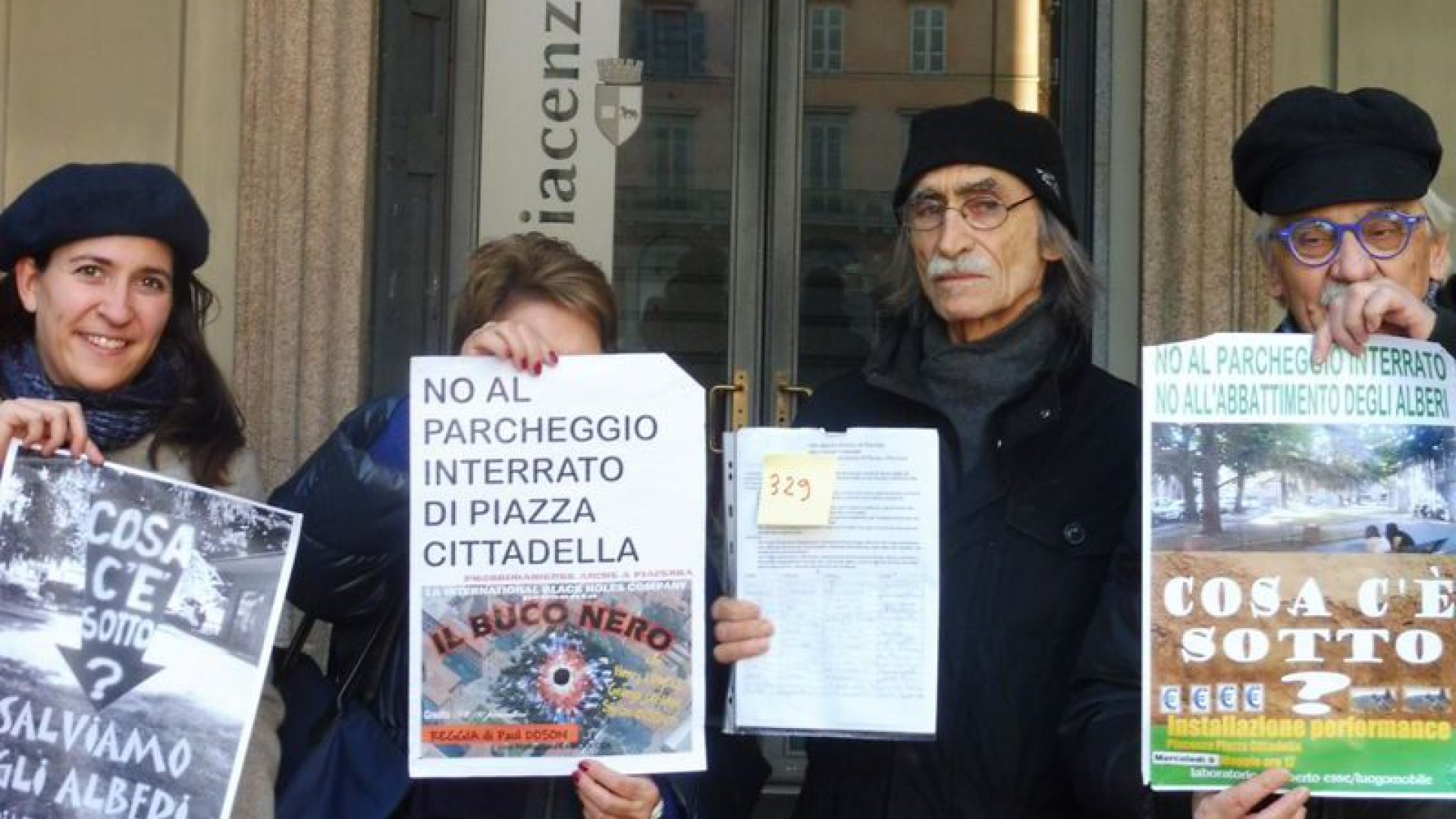 Trecento firme contro il parcheggio interrato di piazza Cittadella. Barbieri: "Tutto nelle mani del ministero, non si torna indietro"