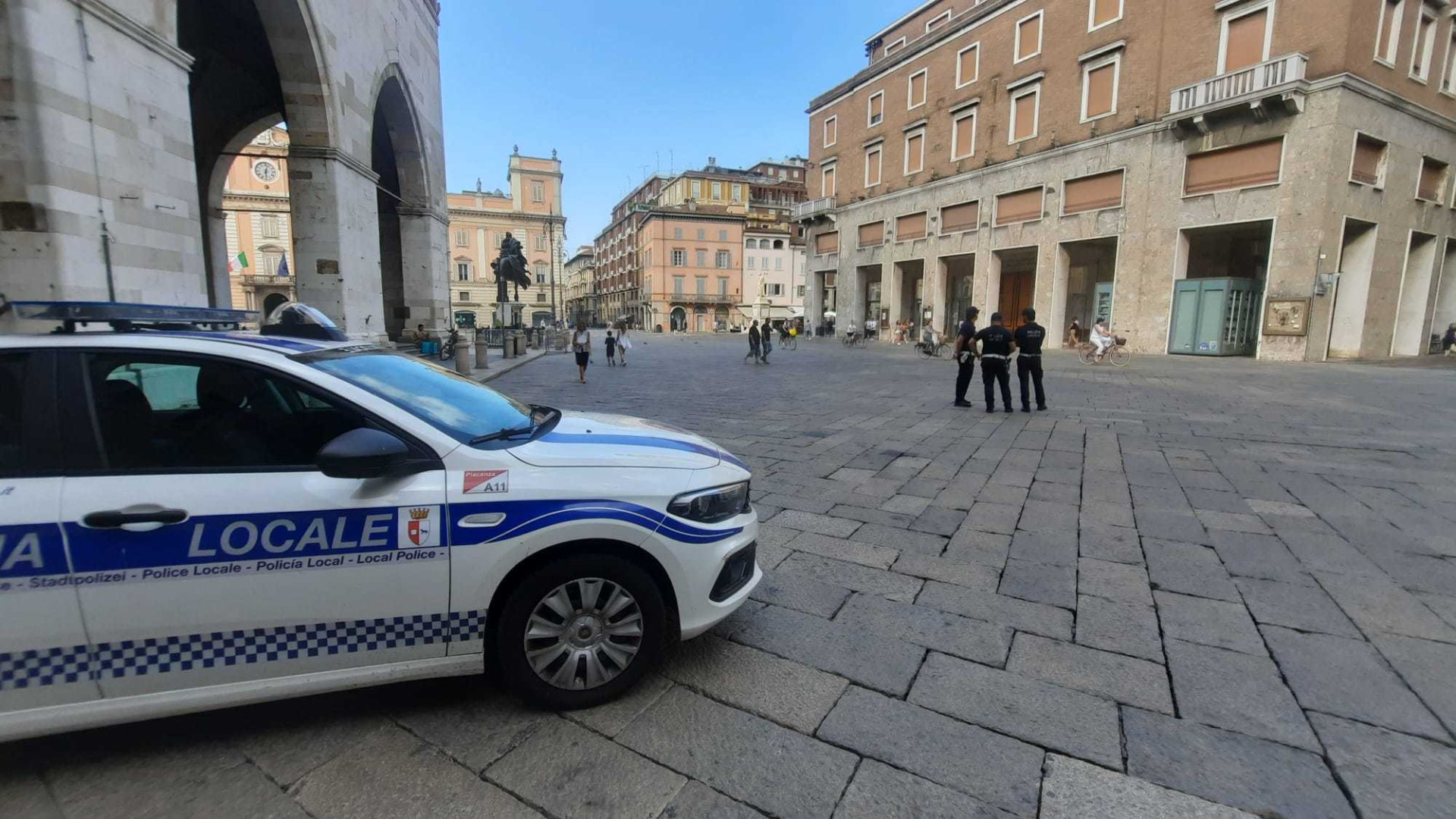 Scippa una donna che la insegue e la fa arrestare, rimessa in libertà