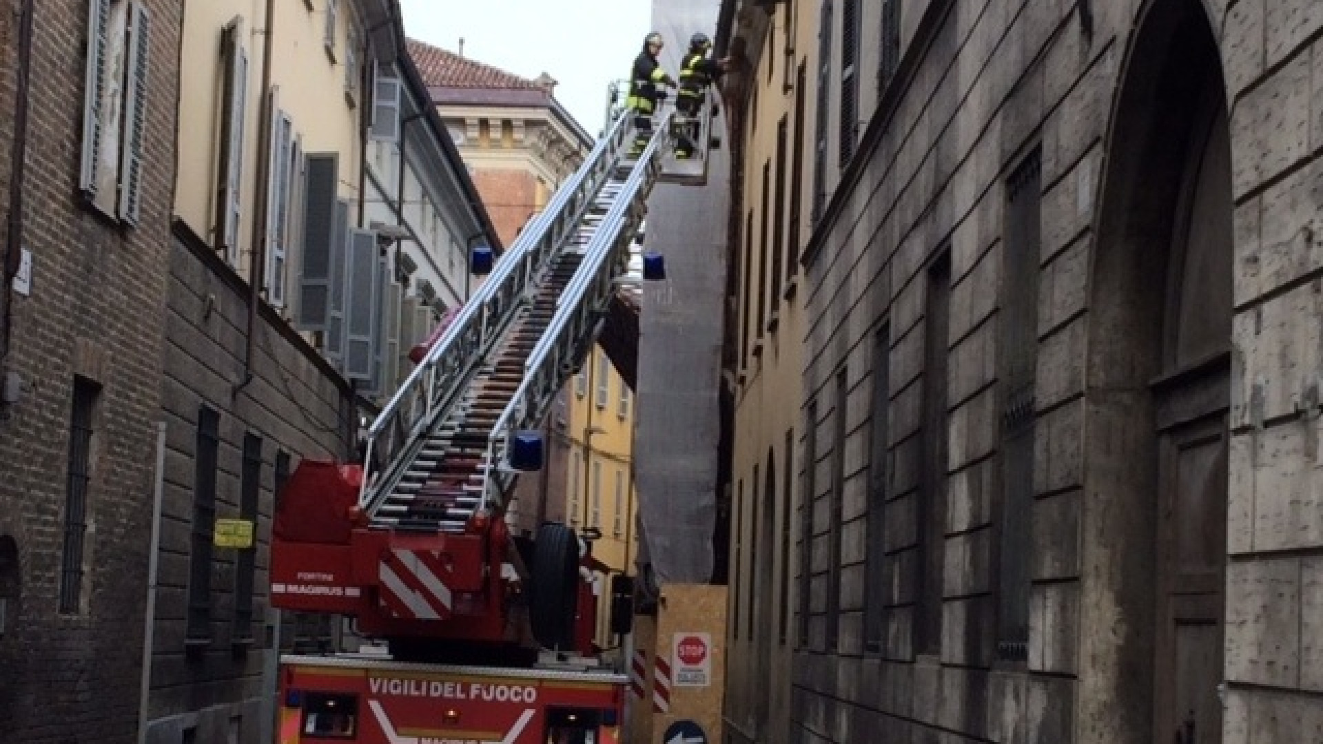Via Roma, cadono calcinacci da un palazzo. Pompieri sul posto