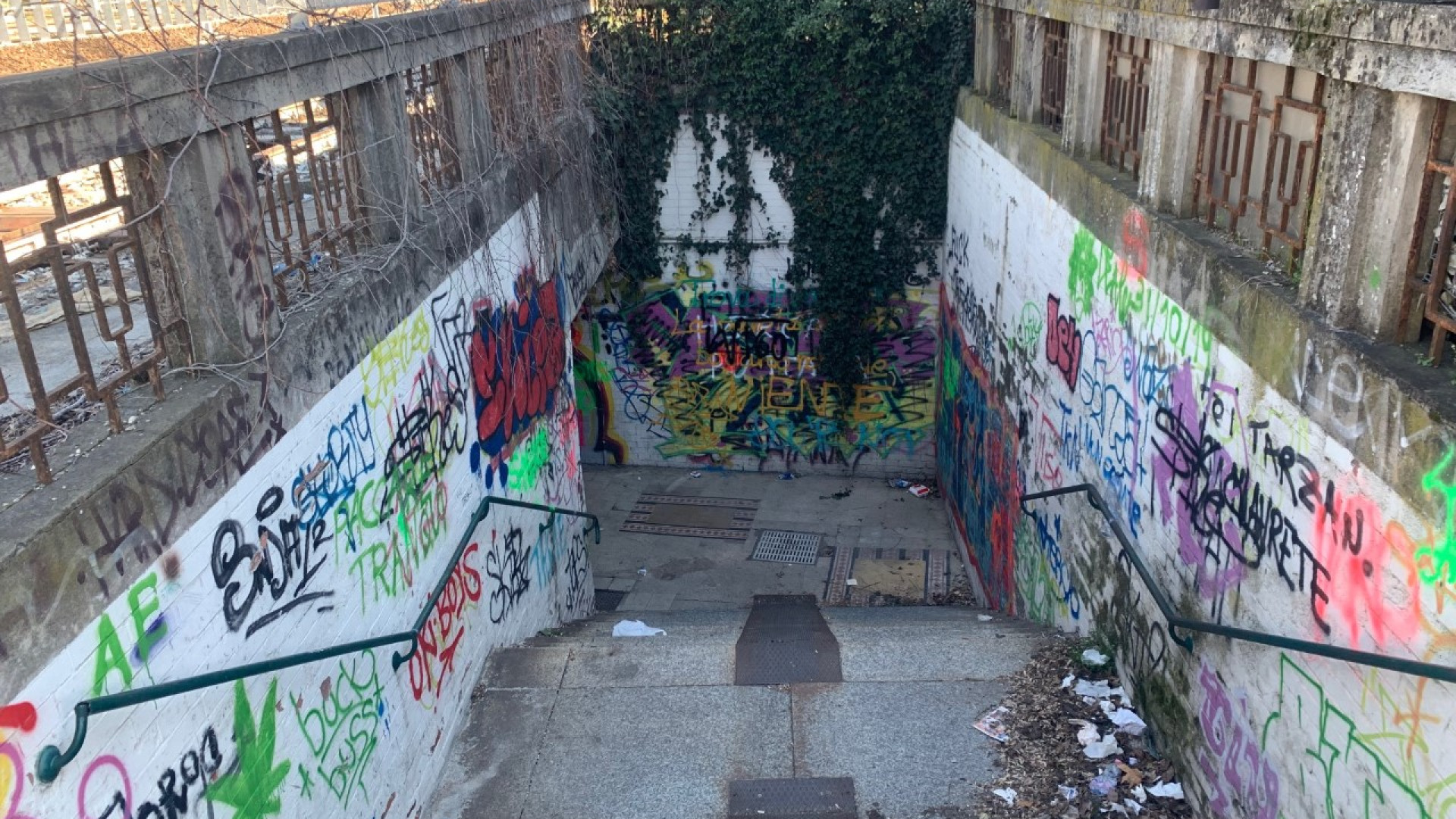 Degrado nel sottopasso di via dei Pisoni. "Ritrovo di chi viola la zona rossa"