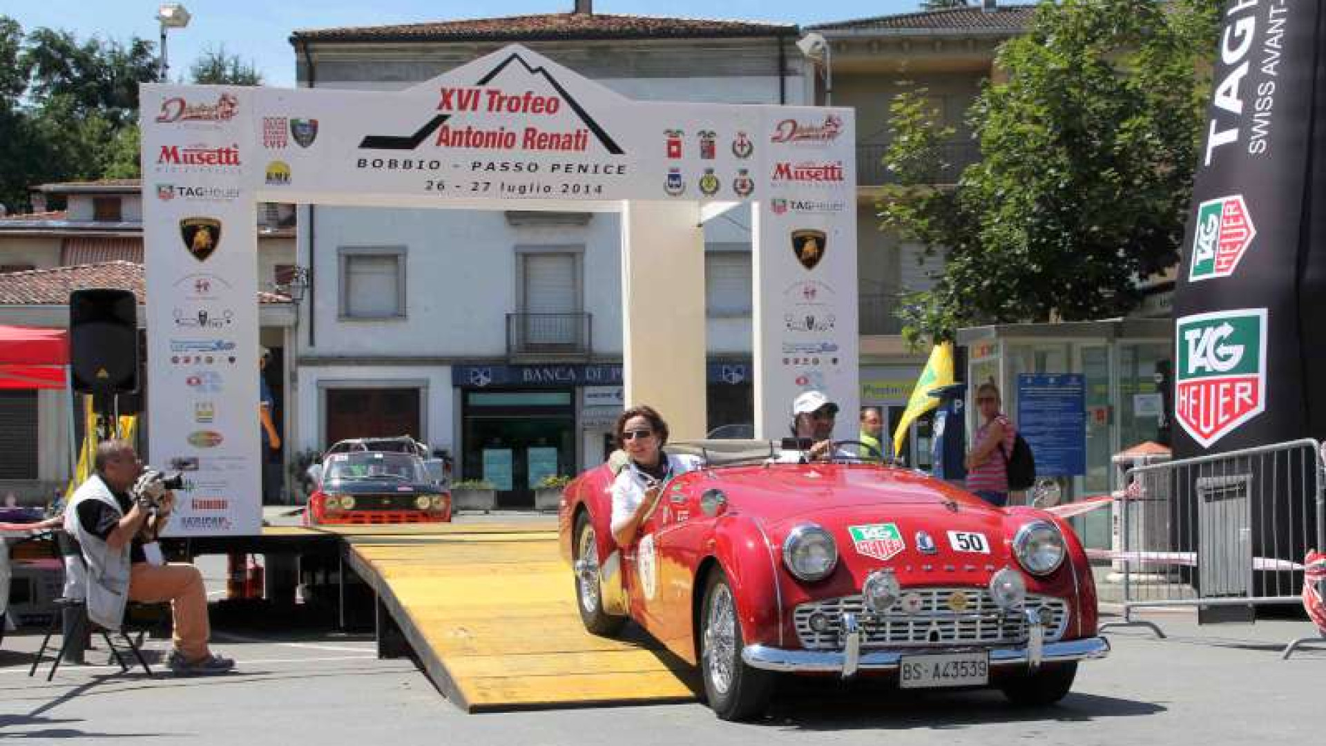 Bobbio, al trofeo Renati ruggiscono le vecchie glorie. Passerella di auto storiche