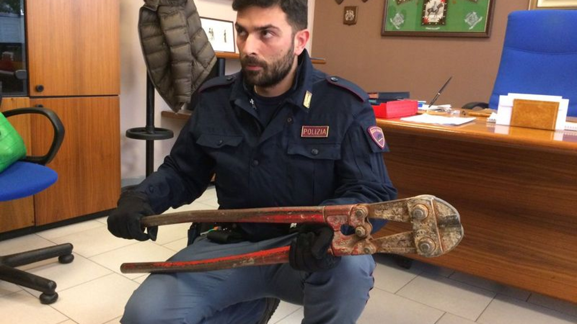 Il colpo da "Hulk" fallisce: troppo tempo per allargare le inferriate. Ladri arrestati