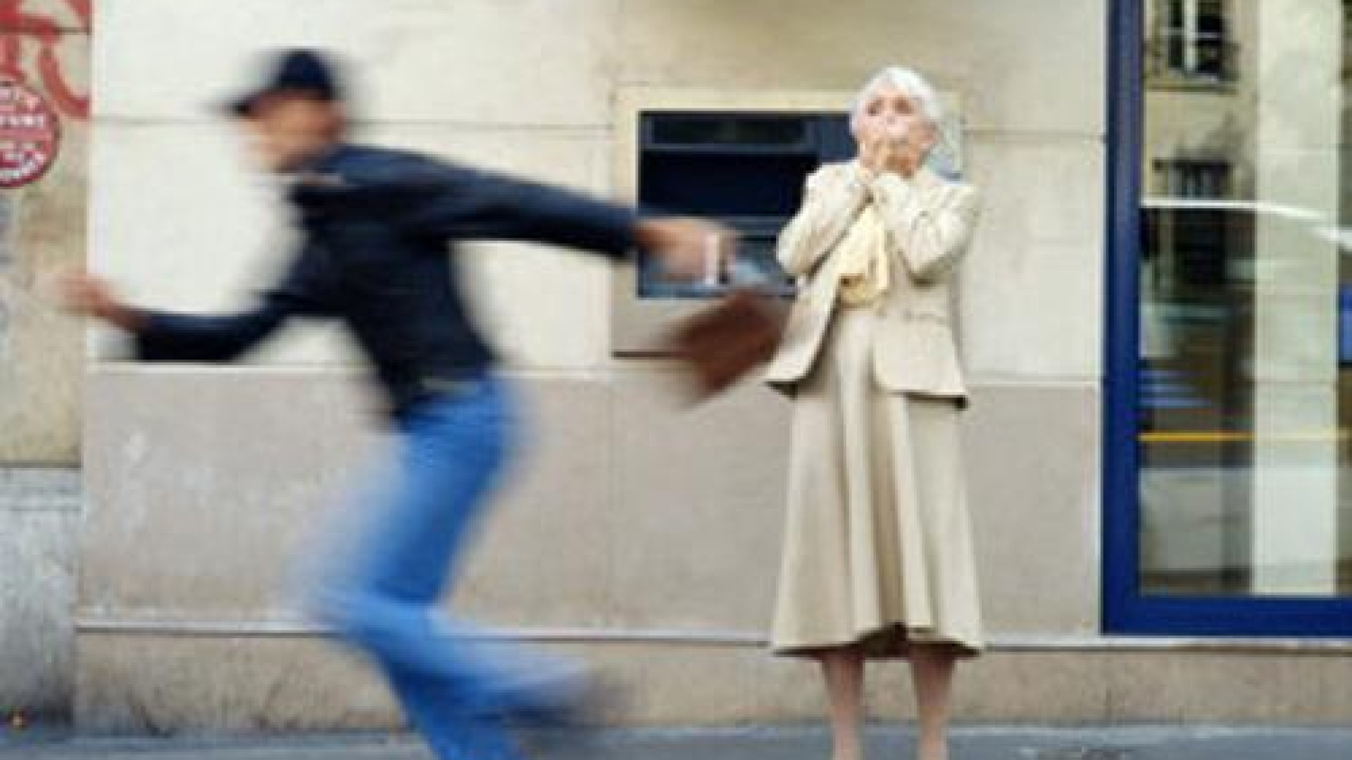 Tenta di scippare una donna, lei urla e lui scappa