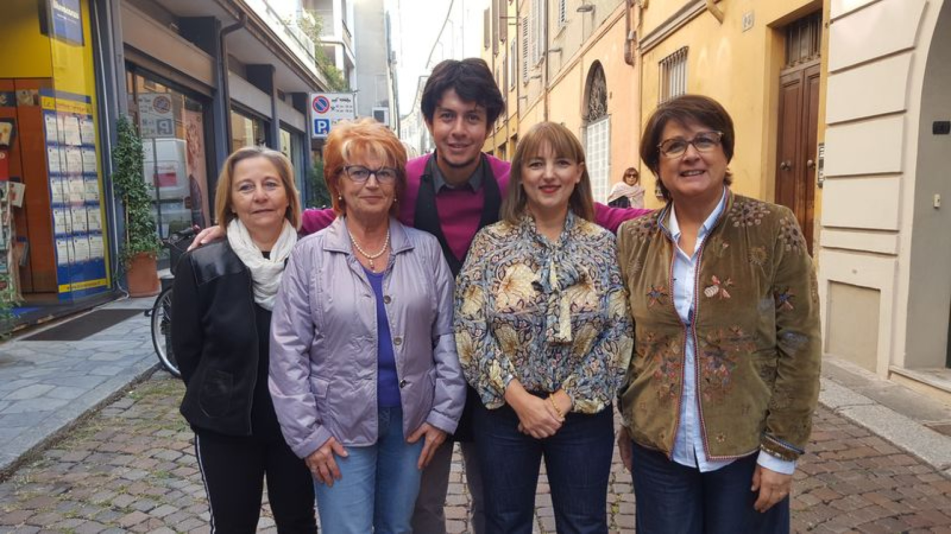 Foto dei piacentini esposte in strada, vetrine viventi e sfilata in via Felice Frasi
