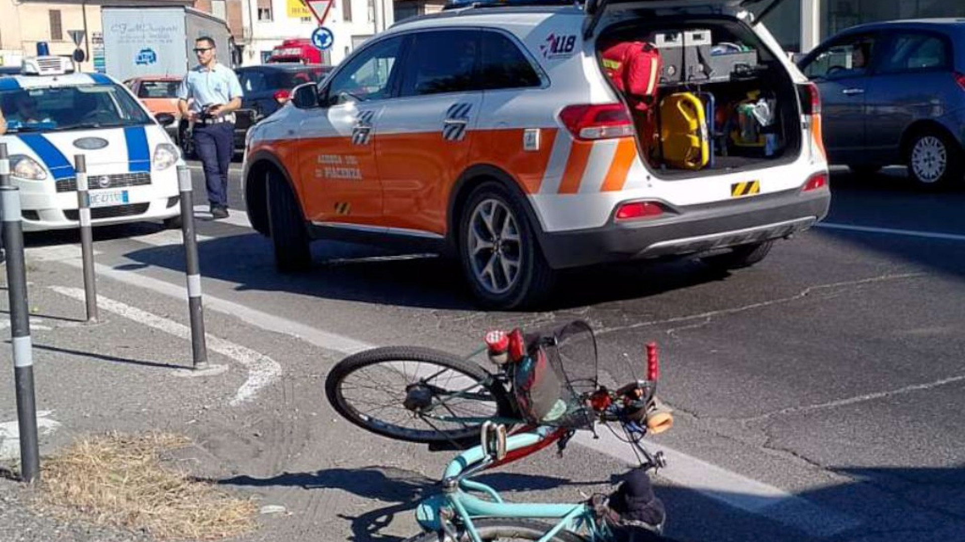 Travolto da un'auto sulla via Emilia a Castel San Giovanni, gravissimo un anziano in bicicletta