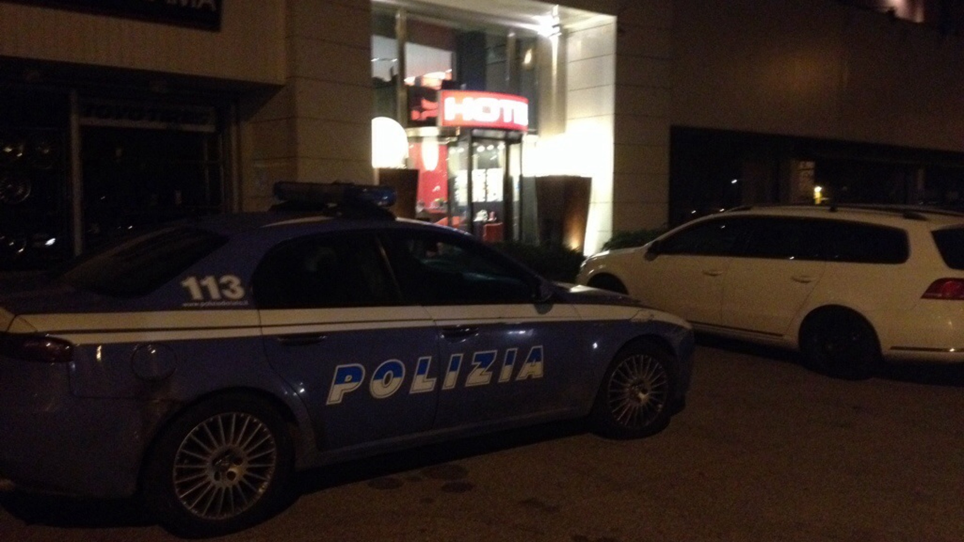 Carica una prostituta e la rapina puntandole una pistola alla testa