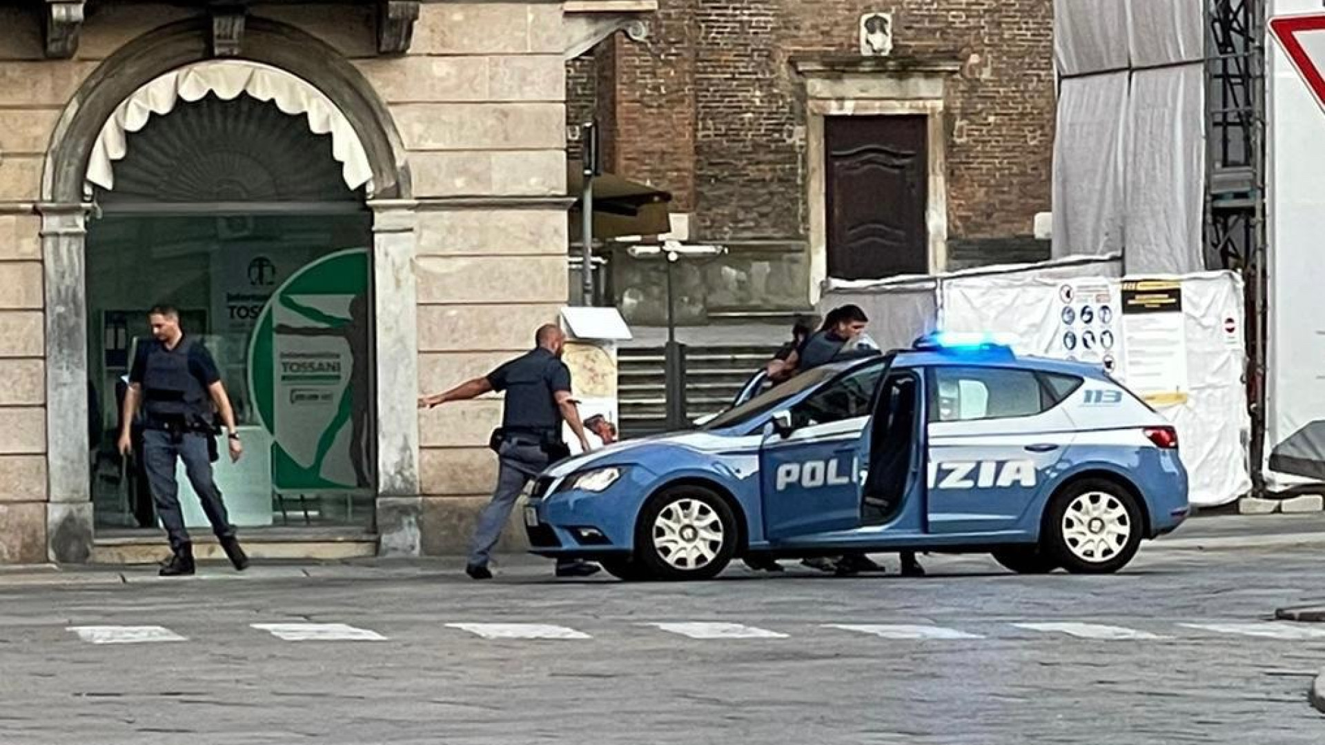 In piazza Cavalli con un machete: immobilizzato e fermato dalla polizia