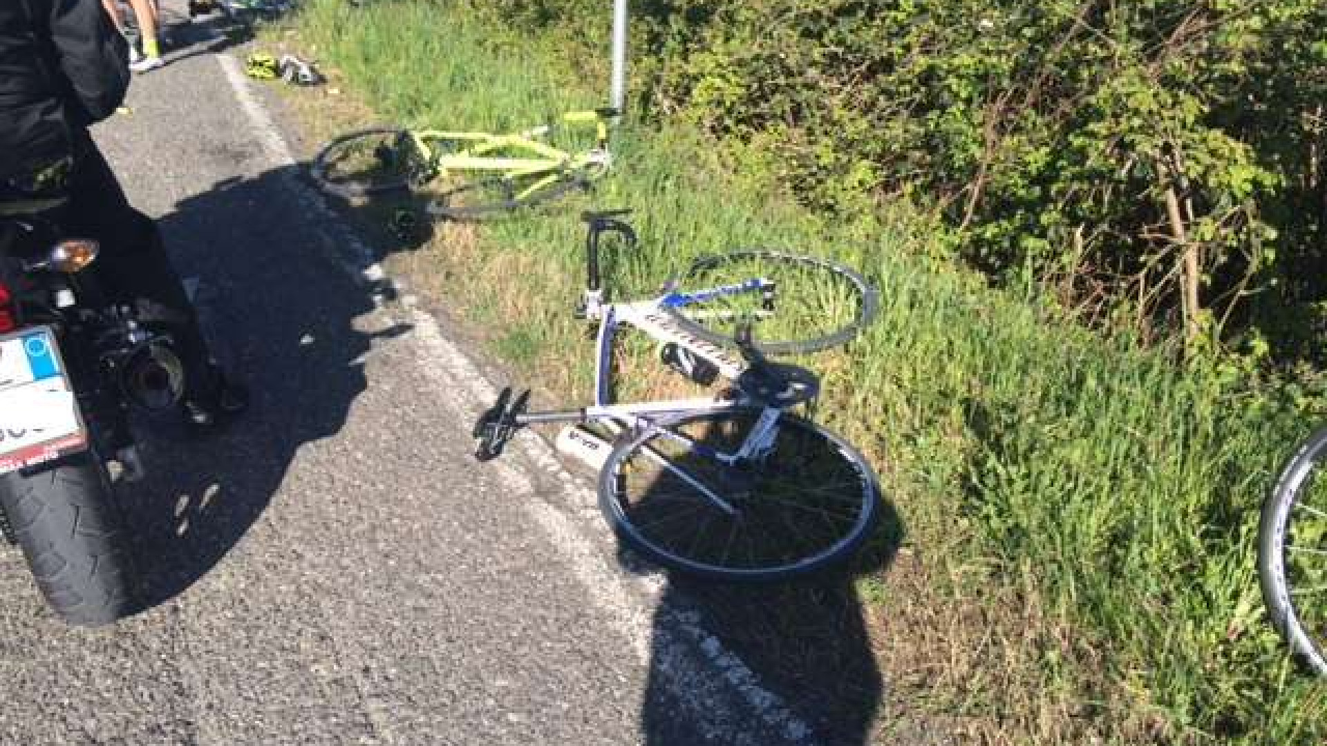 Due giovani ciclisti investiti a Case Marchesi, spavento ma non sono gravi