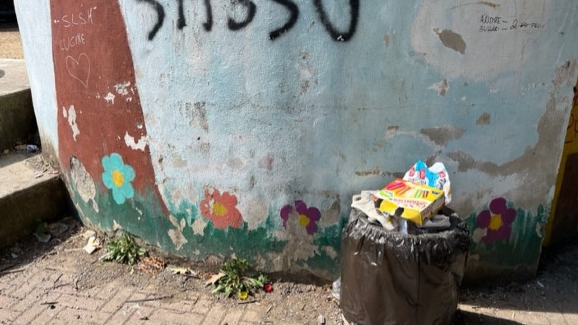 "Bambini costretti a giocare tra l'immondizia". Degrado ai giardini di via Grandi