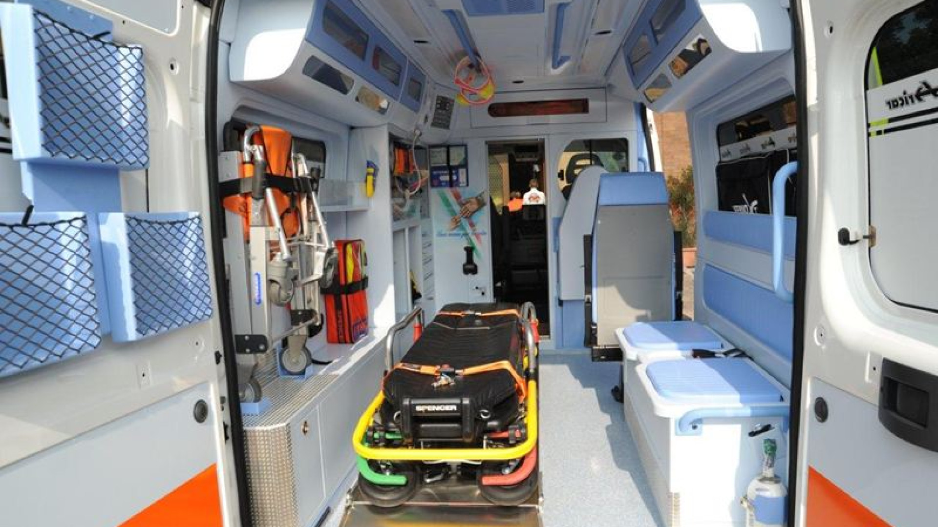 Chiude le persiane della finestra ma cade da cinque metri: anziana è grave