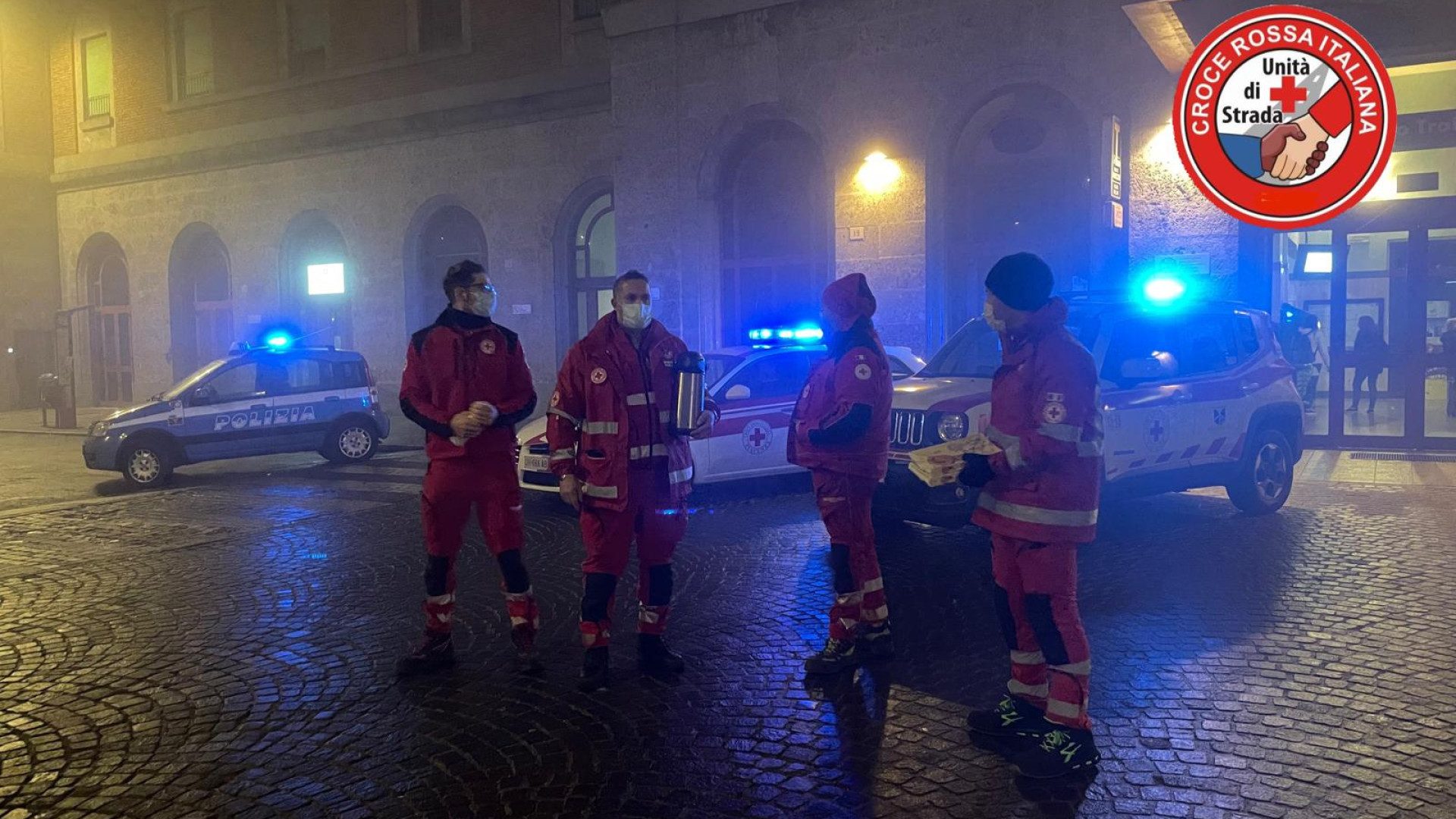 Thé caldo, una coperta e una presenza amica: Croce rossa in aiuto ai senzatetto