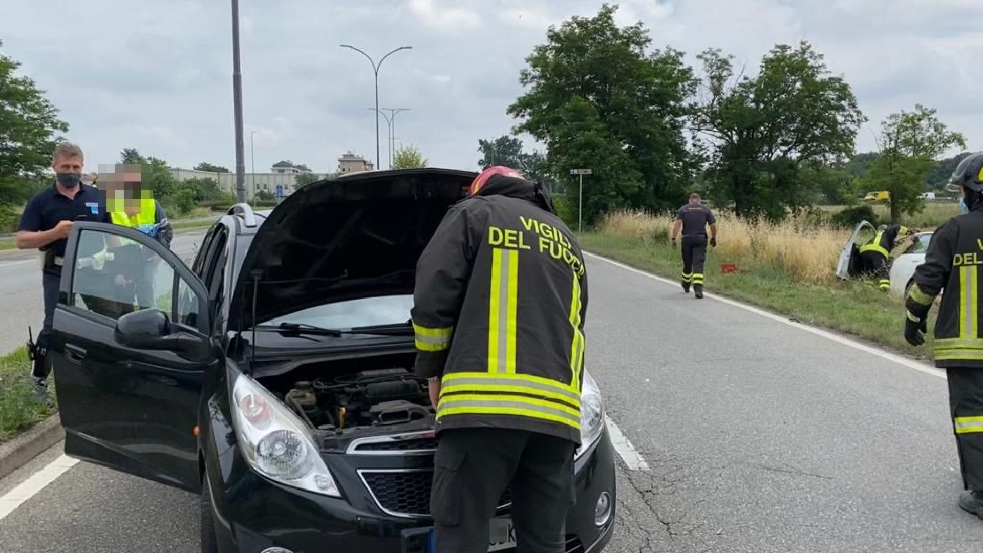 Scontro tra due auto, una finisce fuori strada. Tre feriti in via Einaudi
