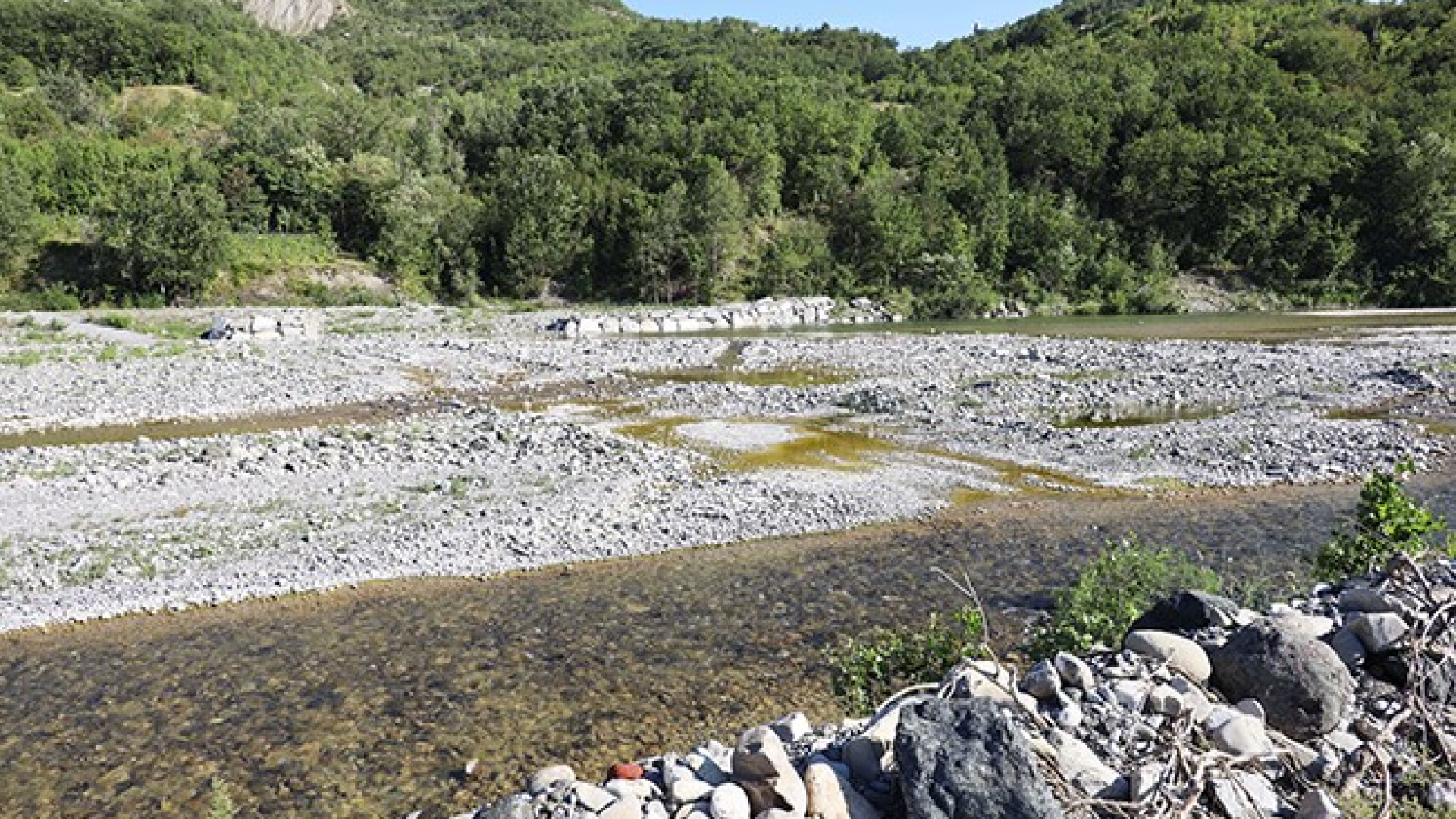 A Mezzano per la difesa c'è un nuovo muro di ghiaia. "Addio spiagge e accessi al fiume"